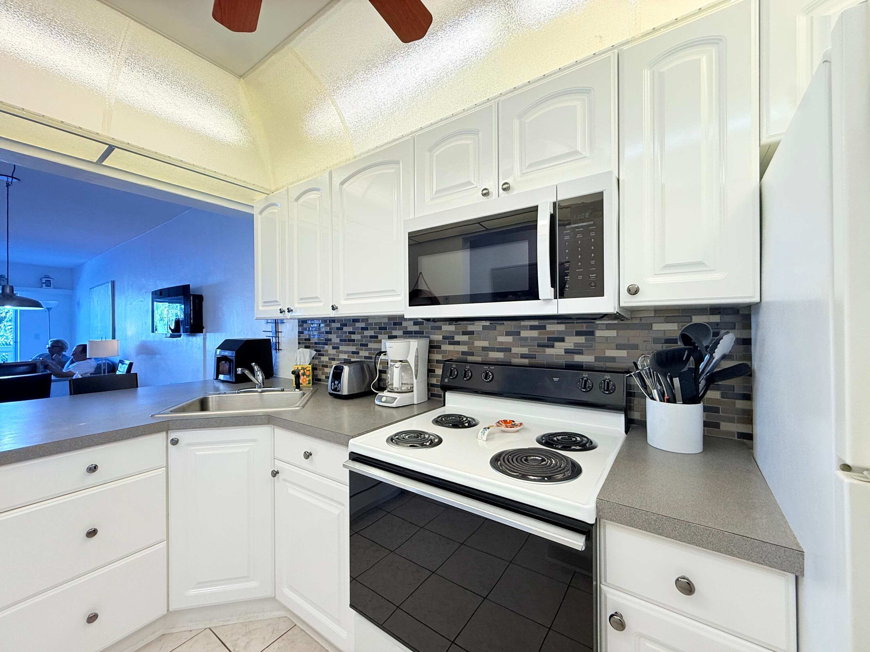 470 Paradise Isle Boulevard 204, Hallandale Beach, FL 33009 — photo 19 of 46