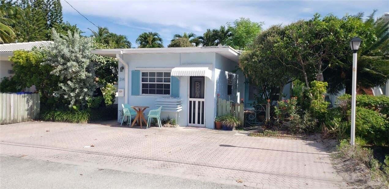 314 Desoto Street, Hollywood, FL 33019 — photo 3 of 13