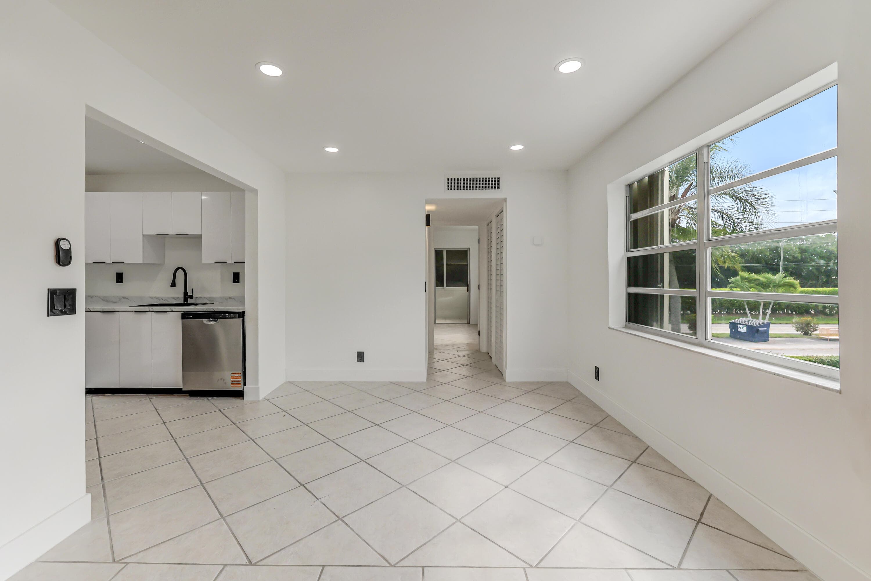560 Capri, Delray Beach, FL 33484 — photo 4 of 24
