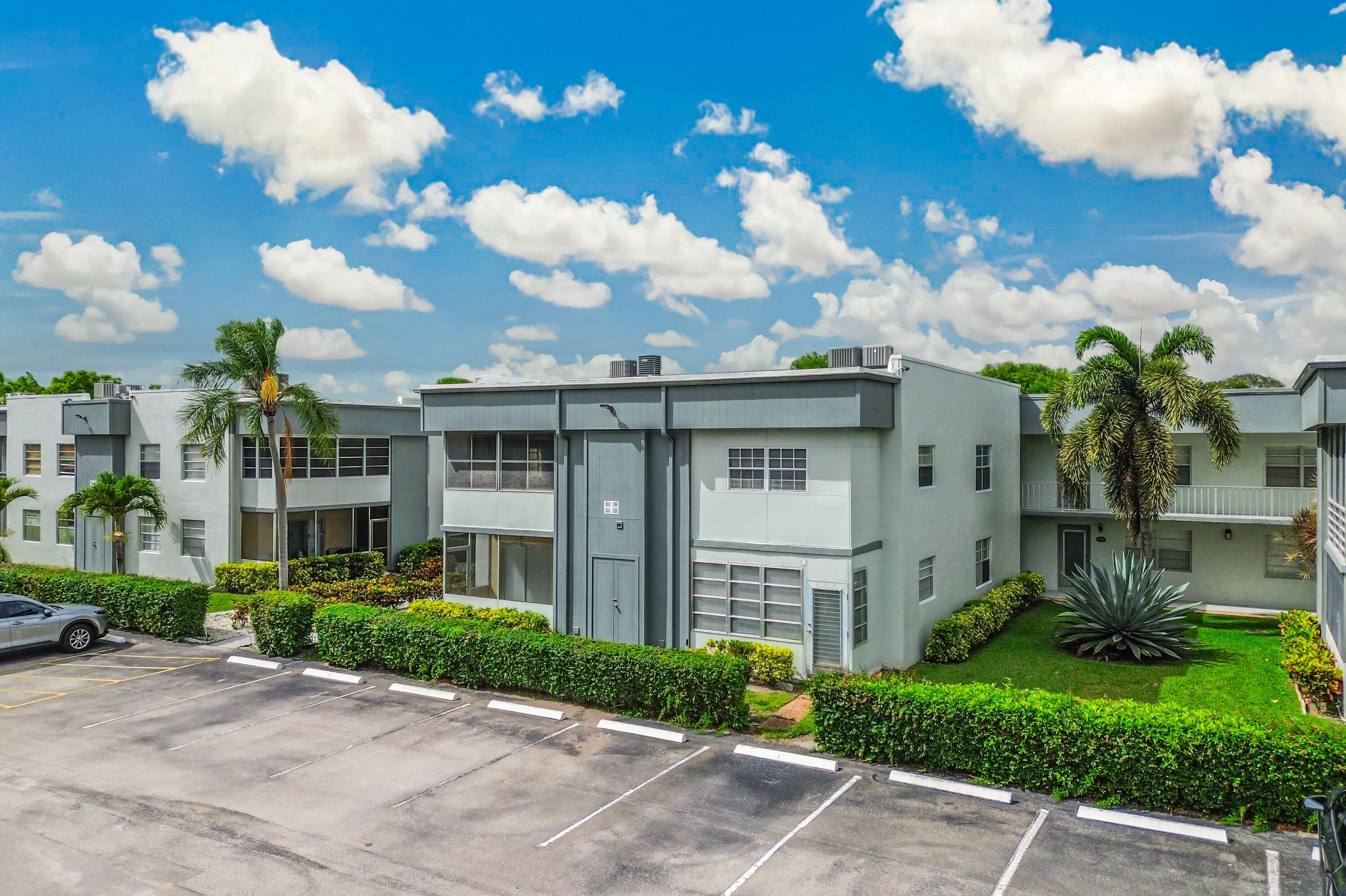 560 Capri, Delray Beach, FL 33484 — photo 1 of 24