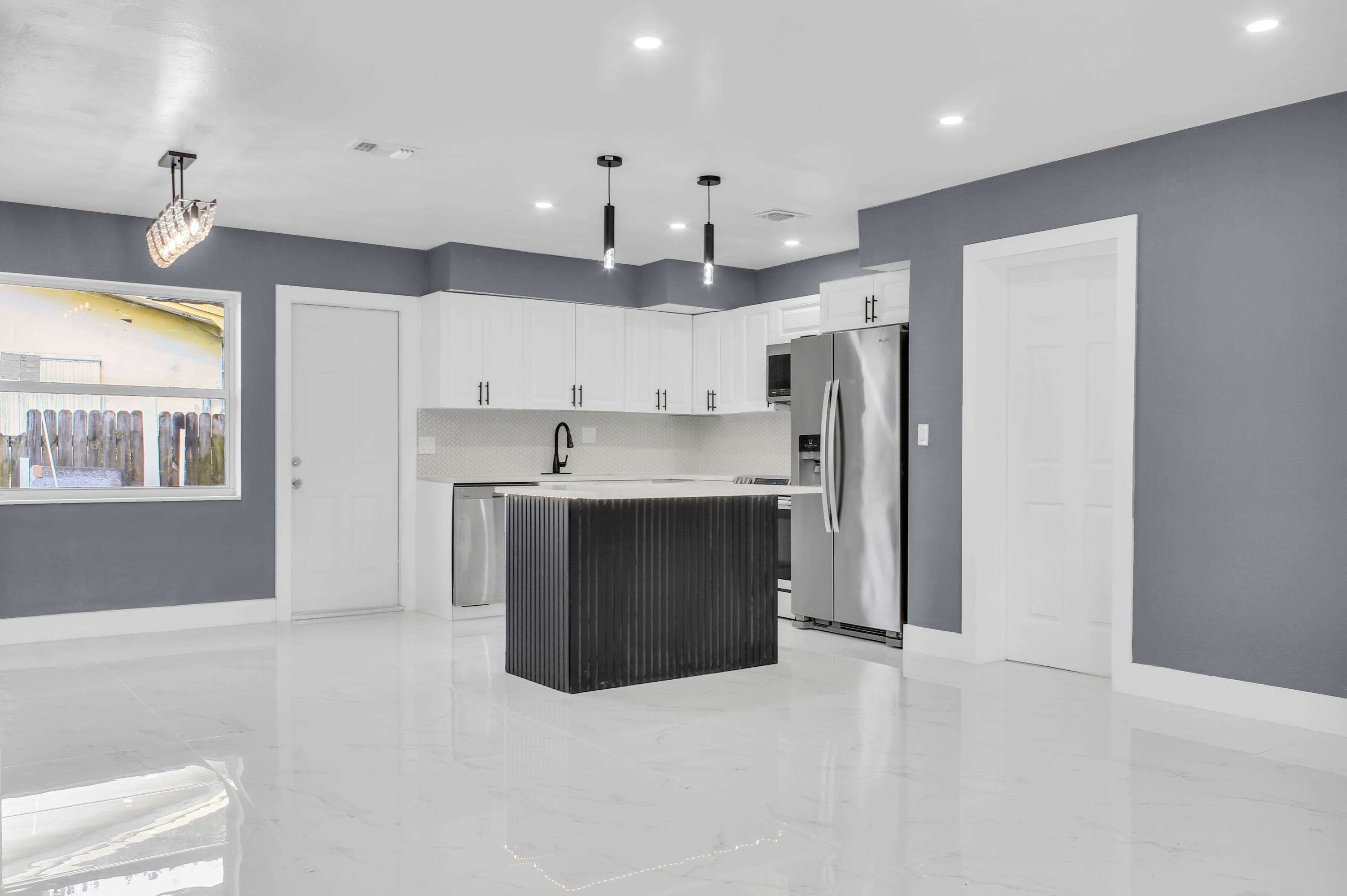 915 SW 3rd Street, Boynton Beach, FL 33435 — photo 1 of 26