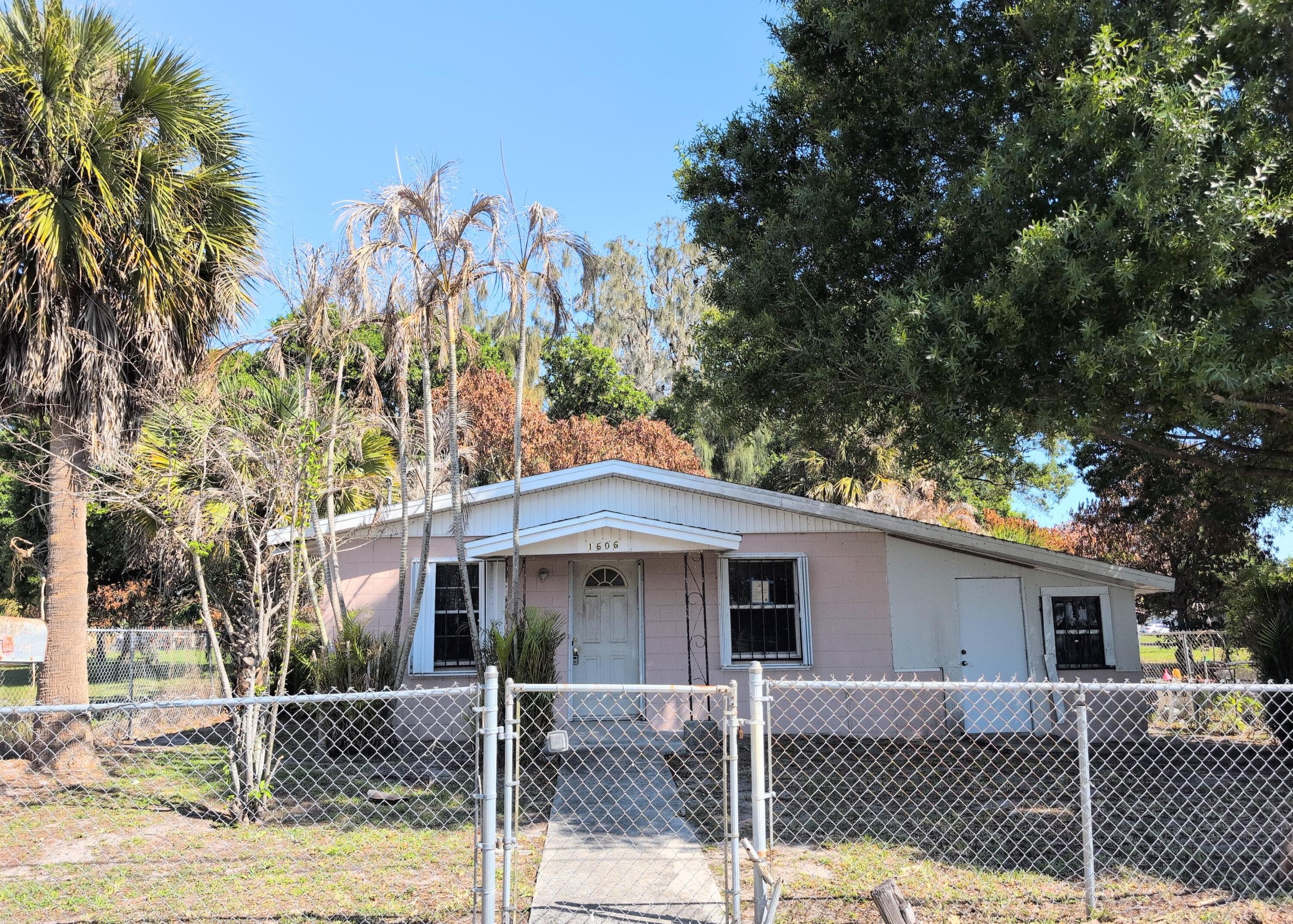 1606 Avenue H, Fort Pierce, FL 34950 — photo 1 of 9