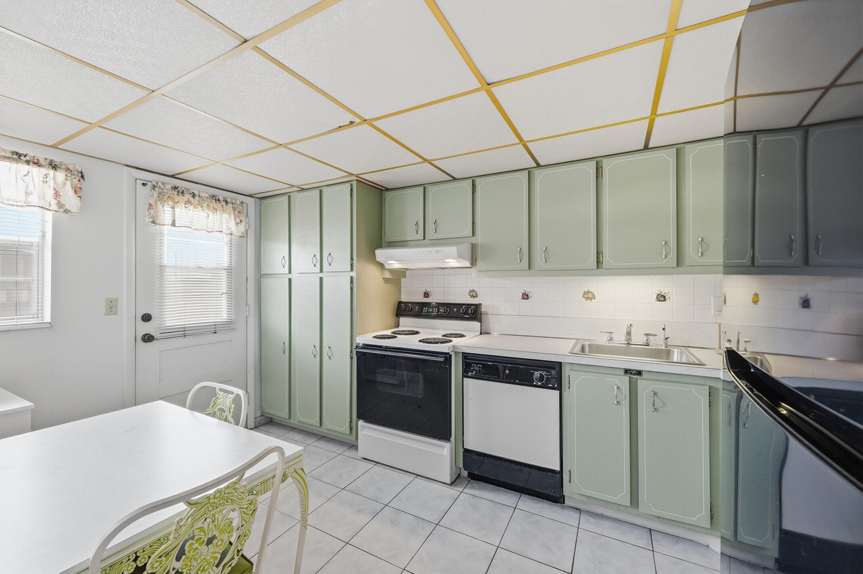 2991 NW 46th Avenue 303, Lauderdale Lakes, FL 33313 — photo 5 of 39