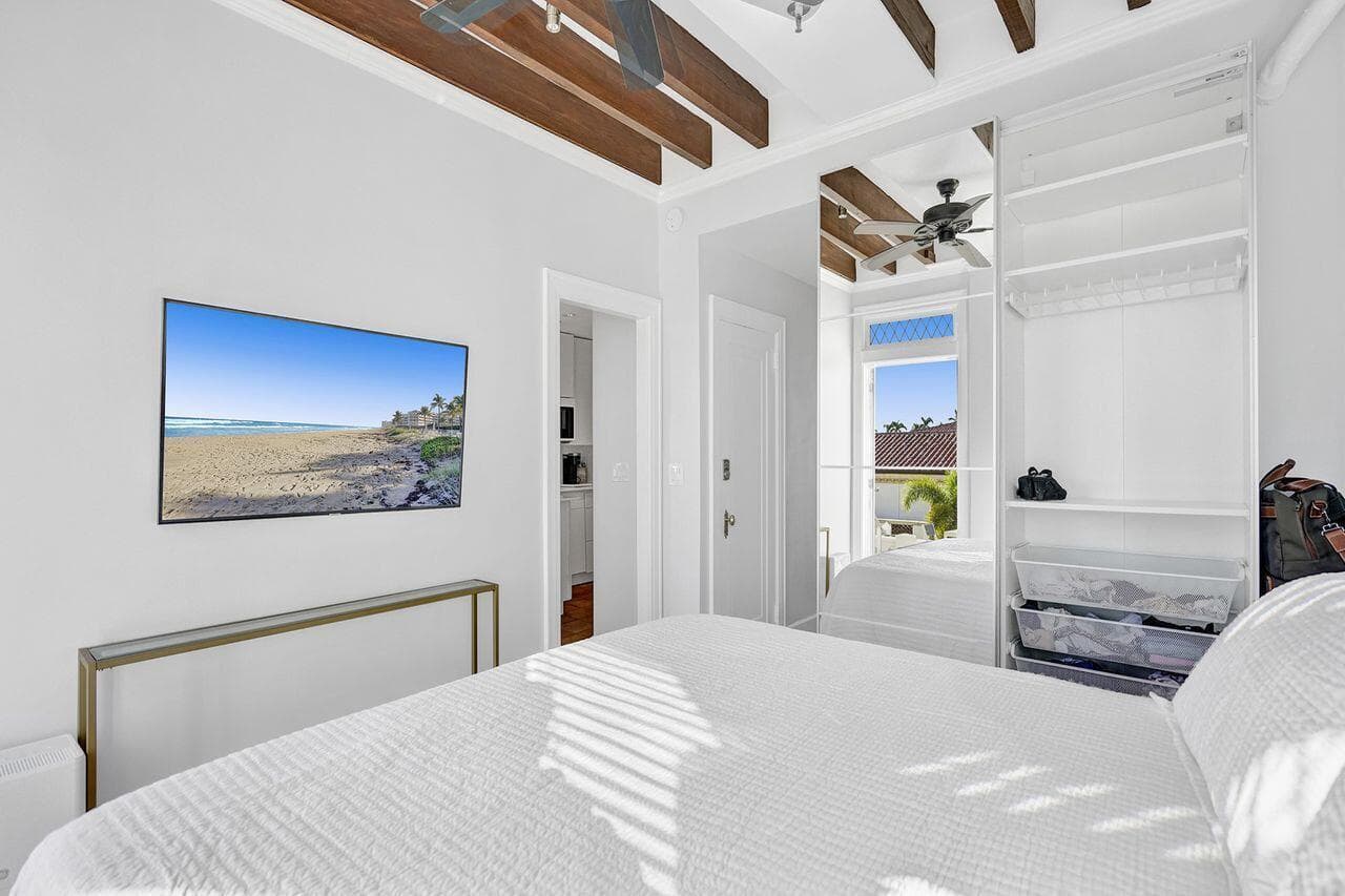 Condominium in Palm Beach — photo 17 of 35