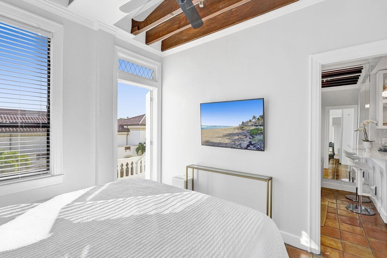 Condominium in Palm Beach — photo 18 of 35