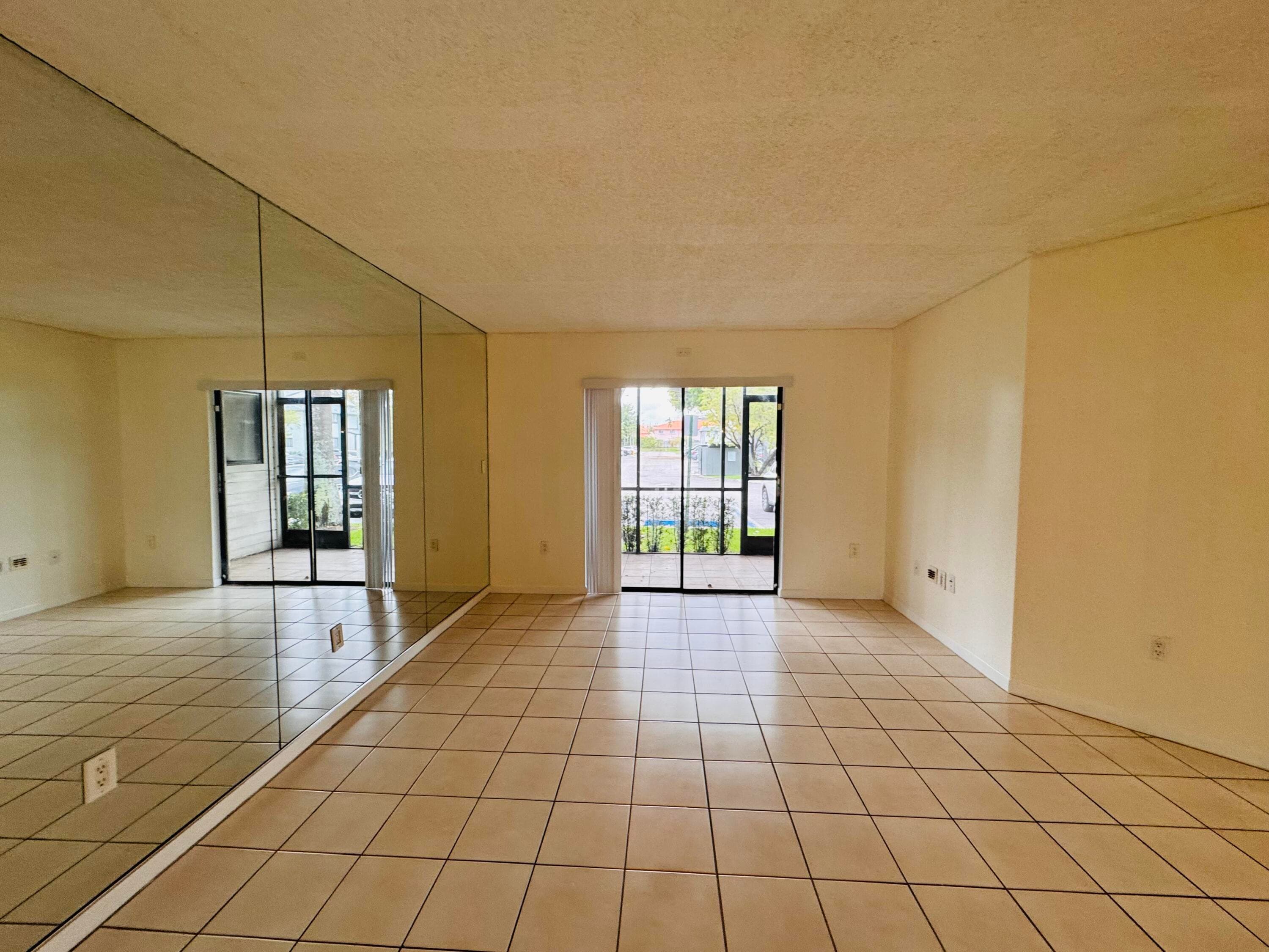 20681 NE 4th Place 105, Miami, FL 33179 — photo 9 of 19