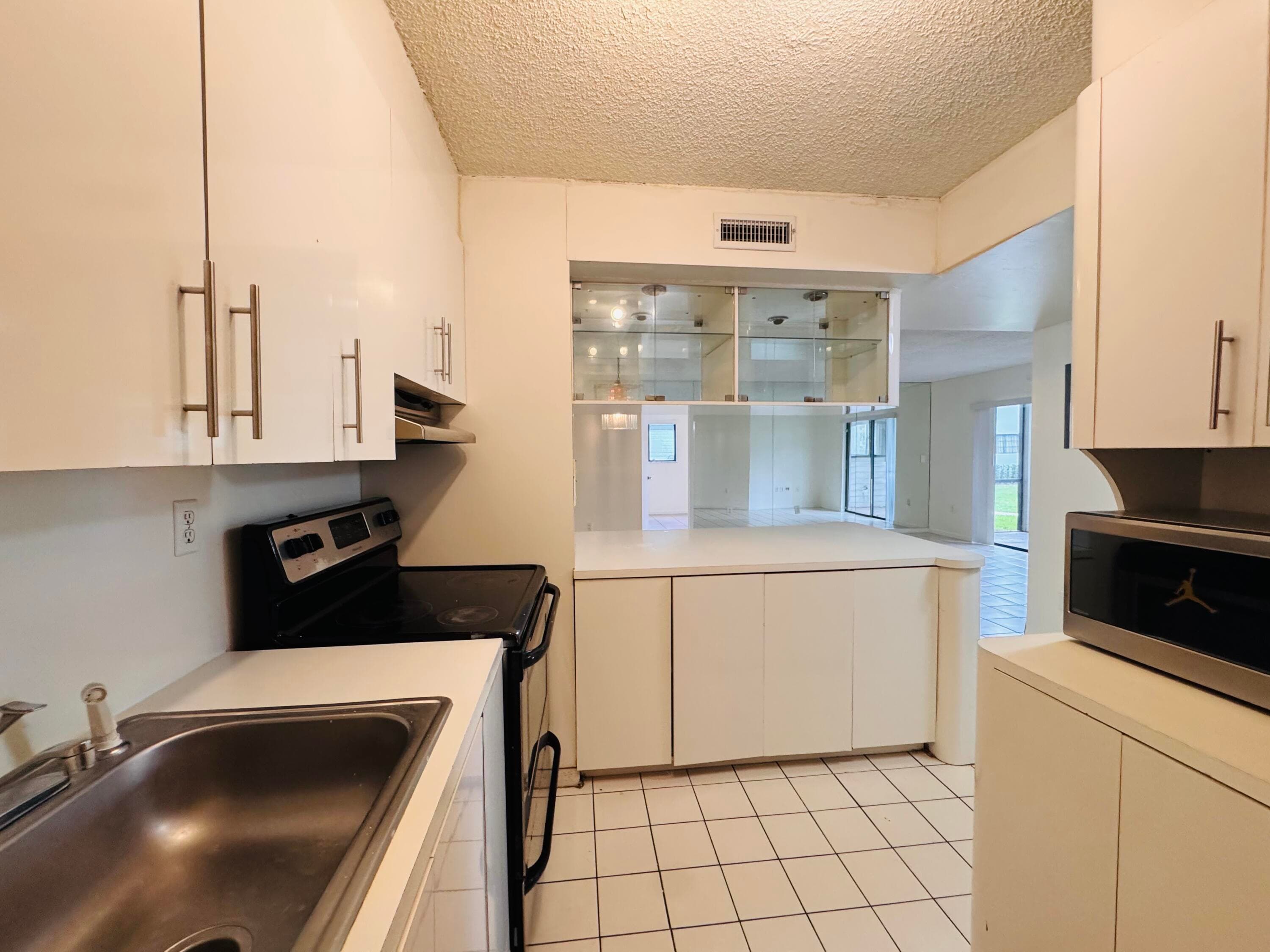 20681 NE 4th Place 105, Miami, FL 33179 — photo 1 of 19