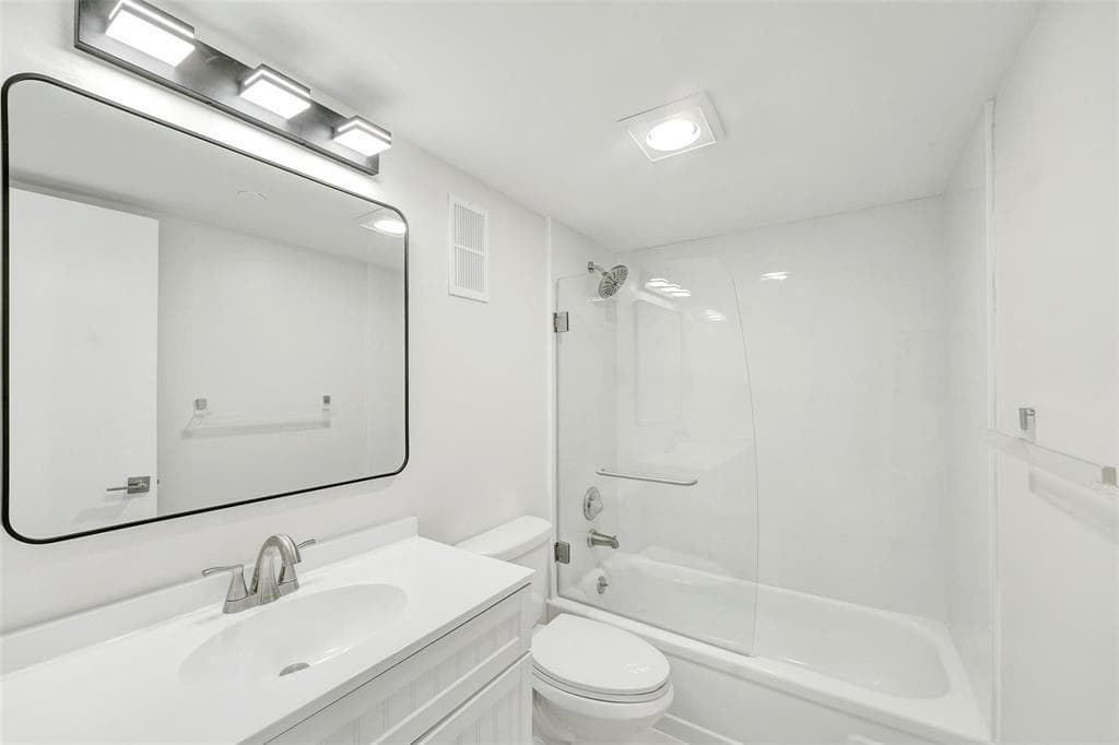 1000 Saint Charles Place 305, Pembroke Pines, FL 33026 — photo 21 of 34