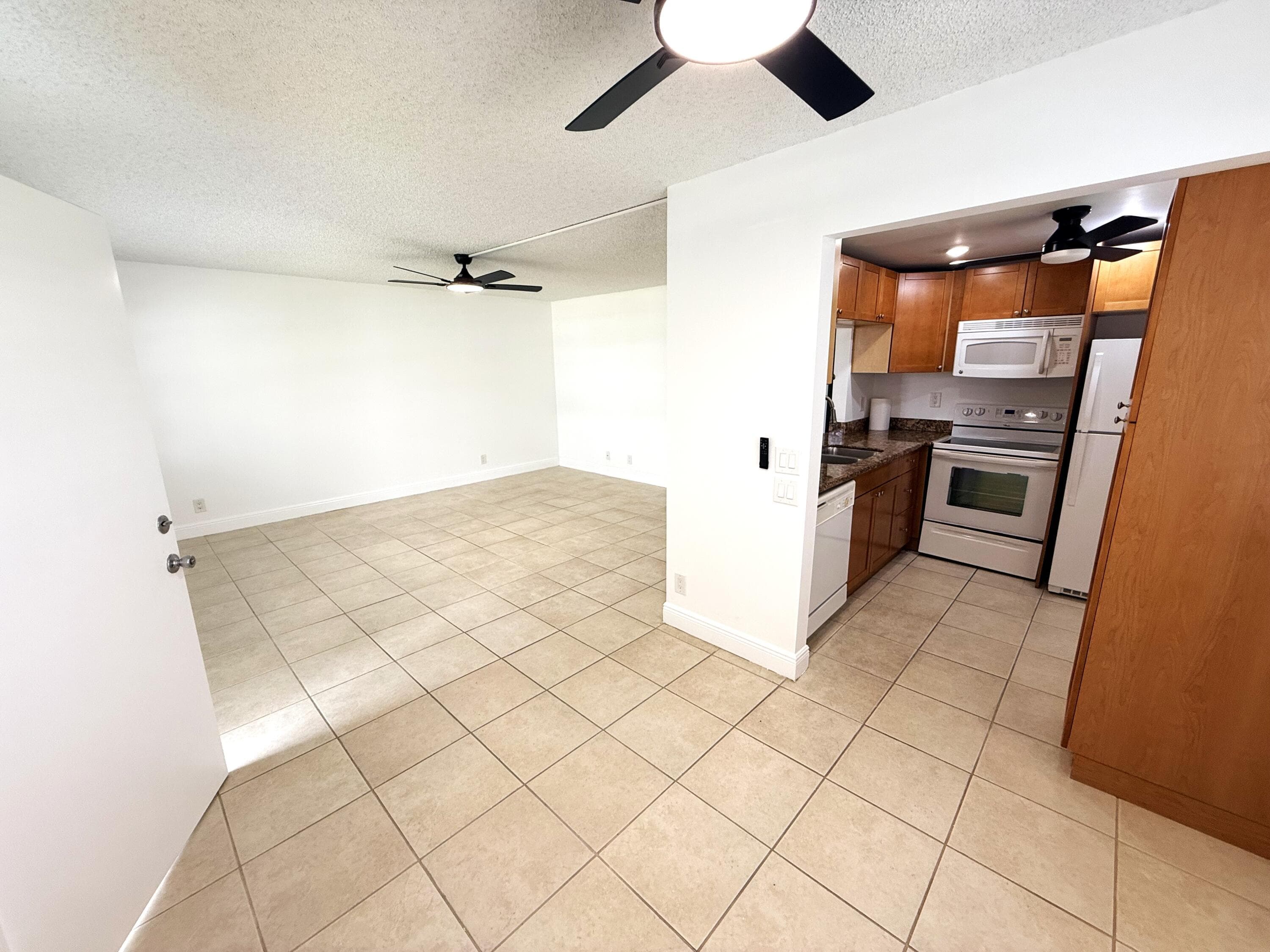 586 Normandy M 586, Delray Beach, FL 33484 — photo 4 of 24