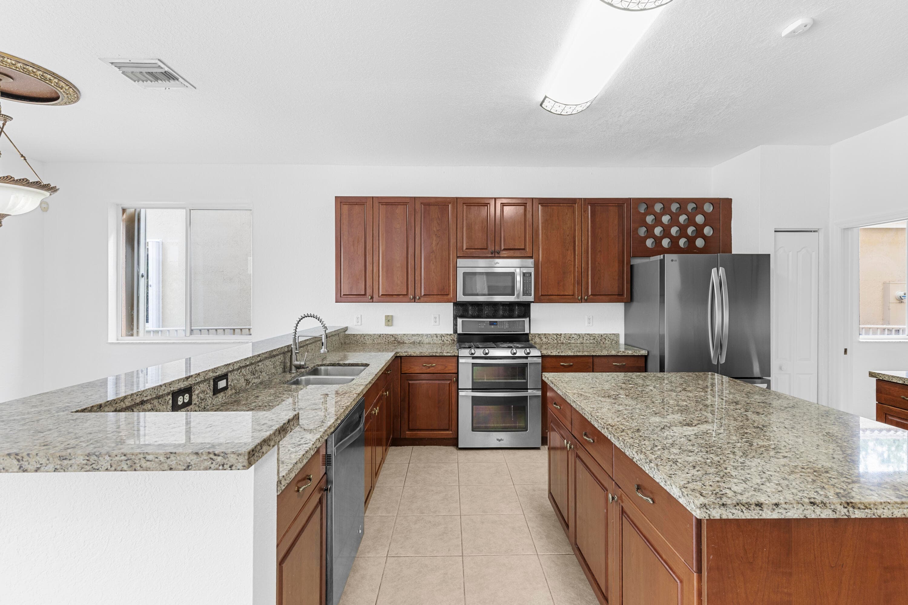 19389 SW 64th Street, Pembroke Pines, FL 33332 — photo 8 of 82