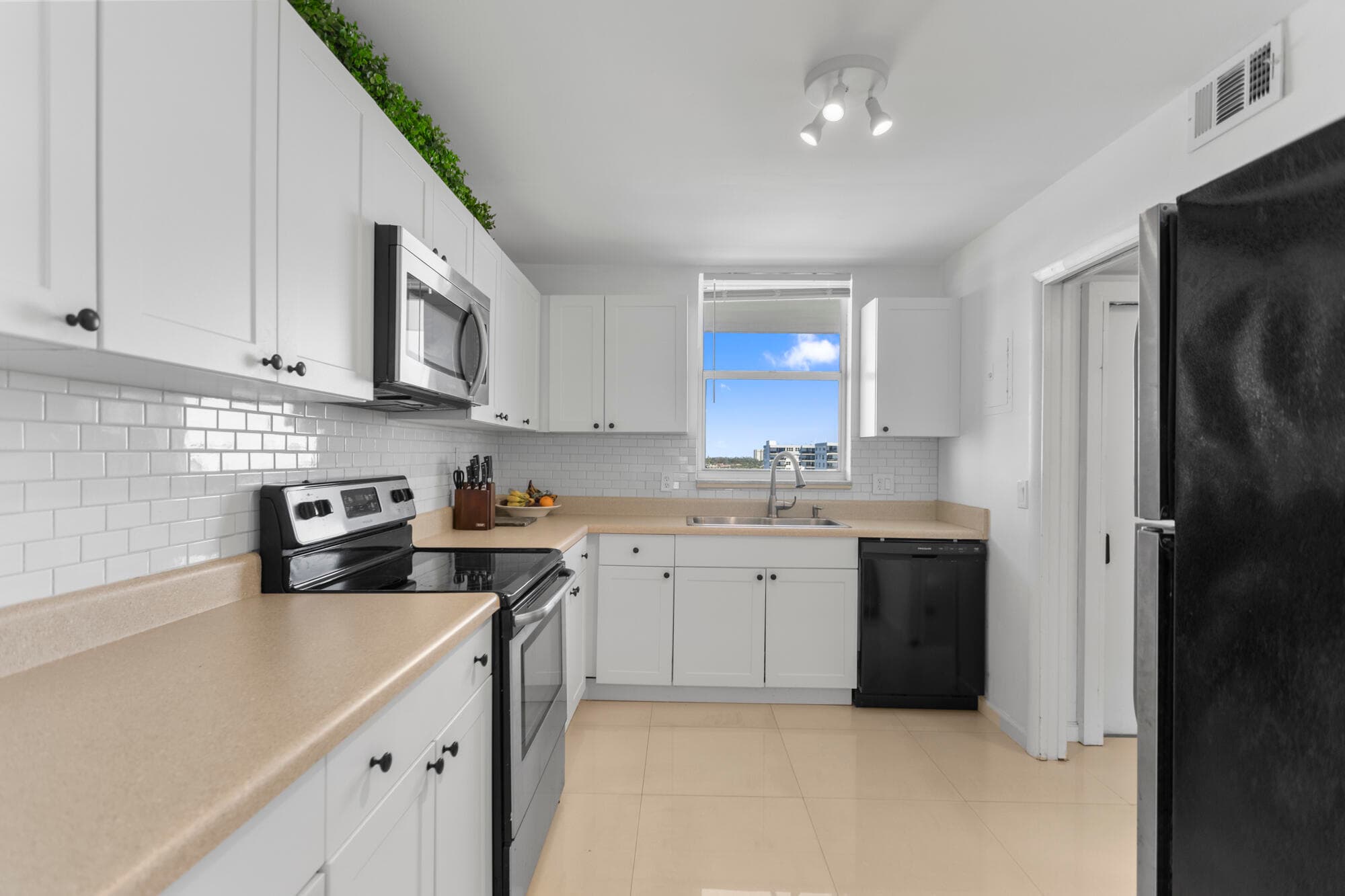 3100 NE 49th Street 1008, Fort Lauderdale, FL 33308 — photo 9 of 43