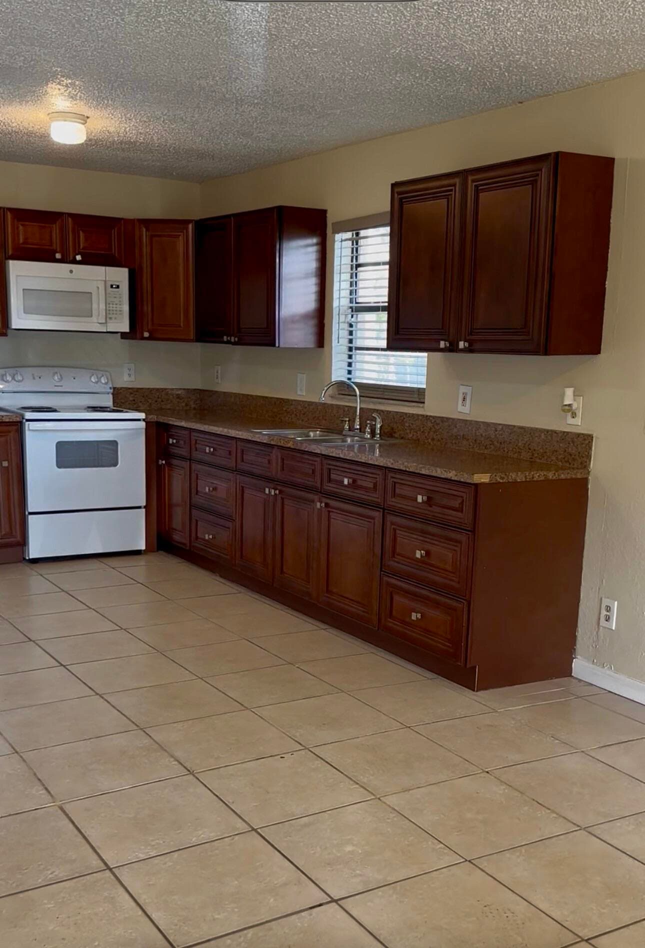 50 NW 8th Avenue 2, Dania Beach, FL 33004 — photo 1 of 5
