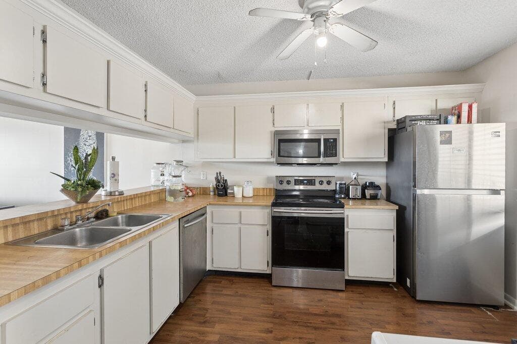 8030 Hampton Boulevard 404, North Lauderdale, FL 33068 — photo 4 of 21