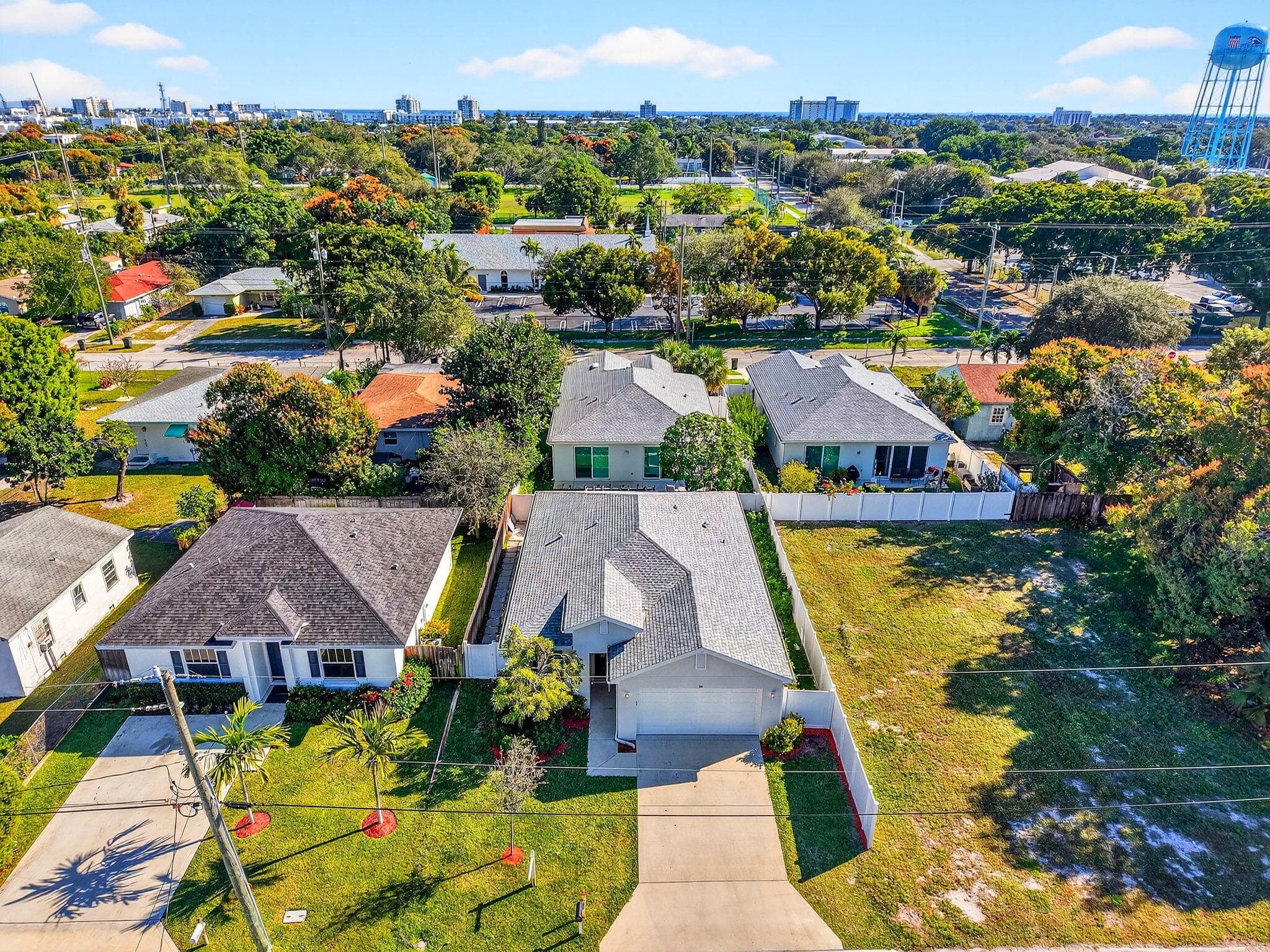 341 Oak Alley, Delray Beach, FL 33444 — photo 2 of 12