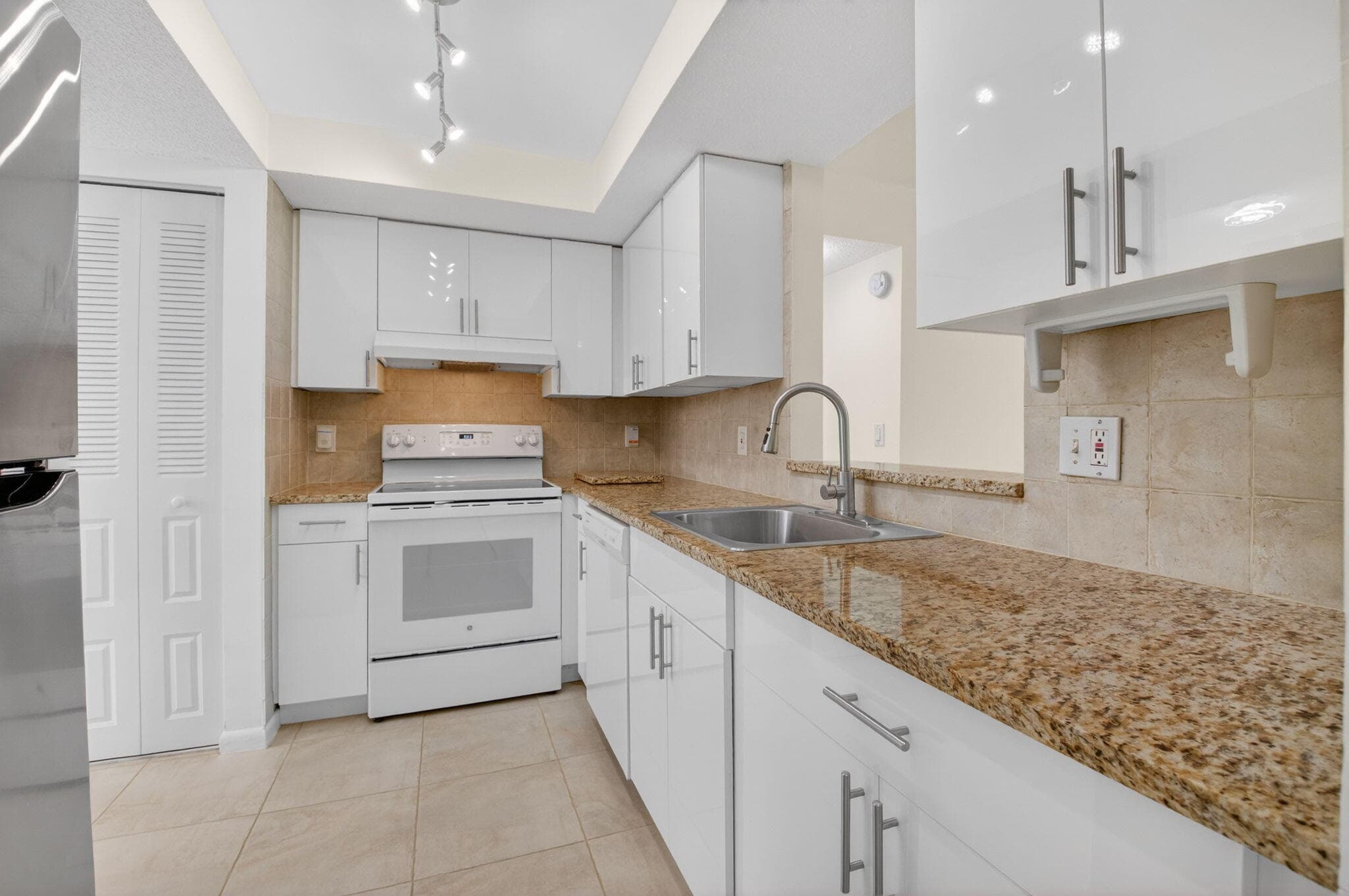 10 Willowbrook Lane 207, Delray Beach, FL 33446 — photo 4 of 46