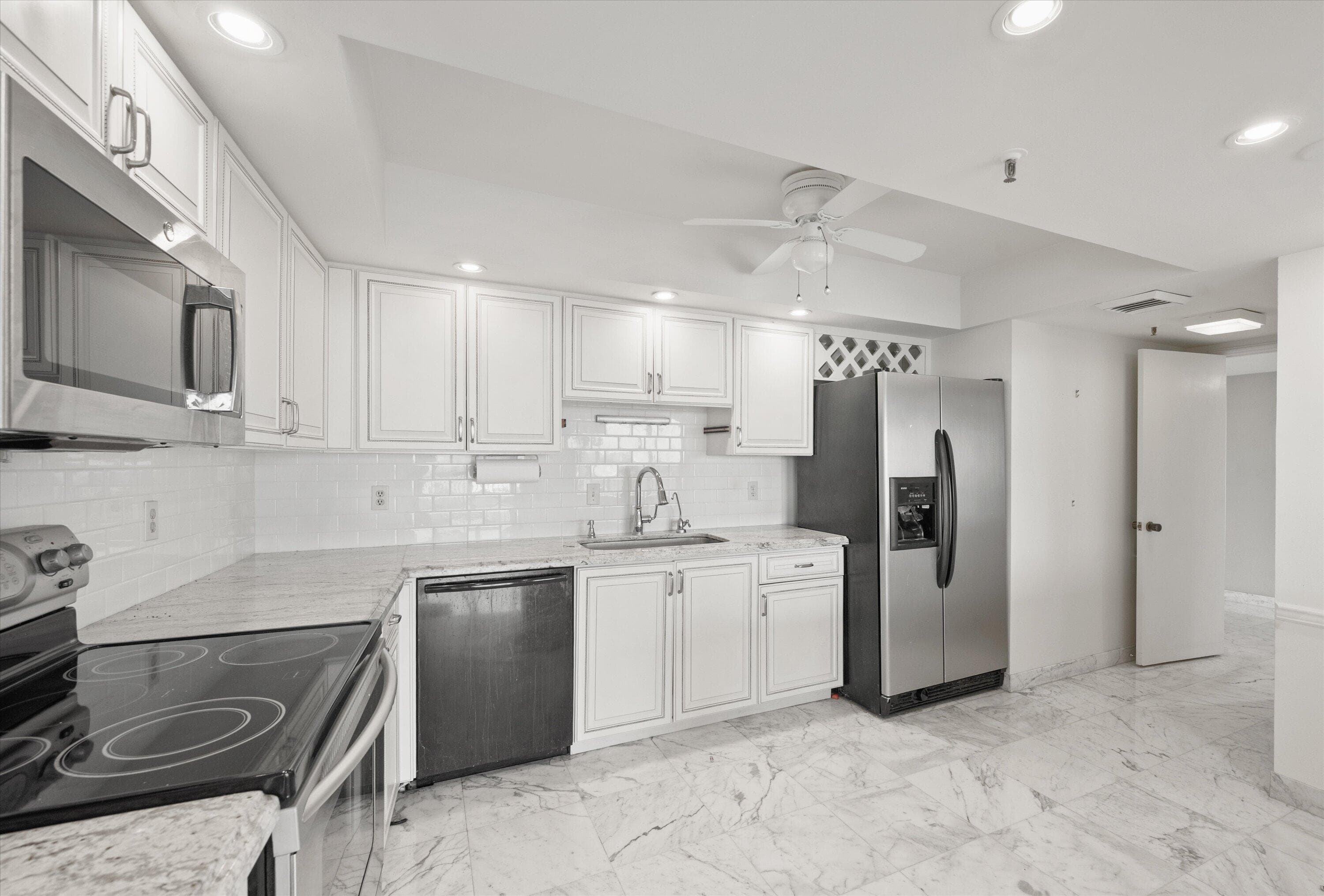 2480 Presidential Way 704, West Palm Beach, FL 33401 — photo 13 of 36