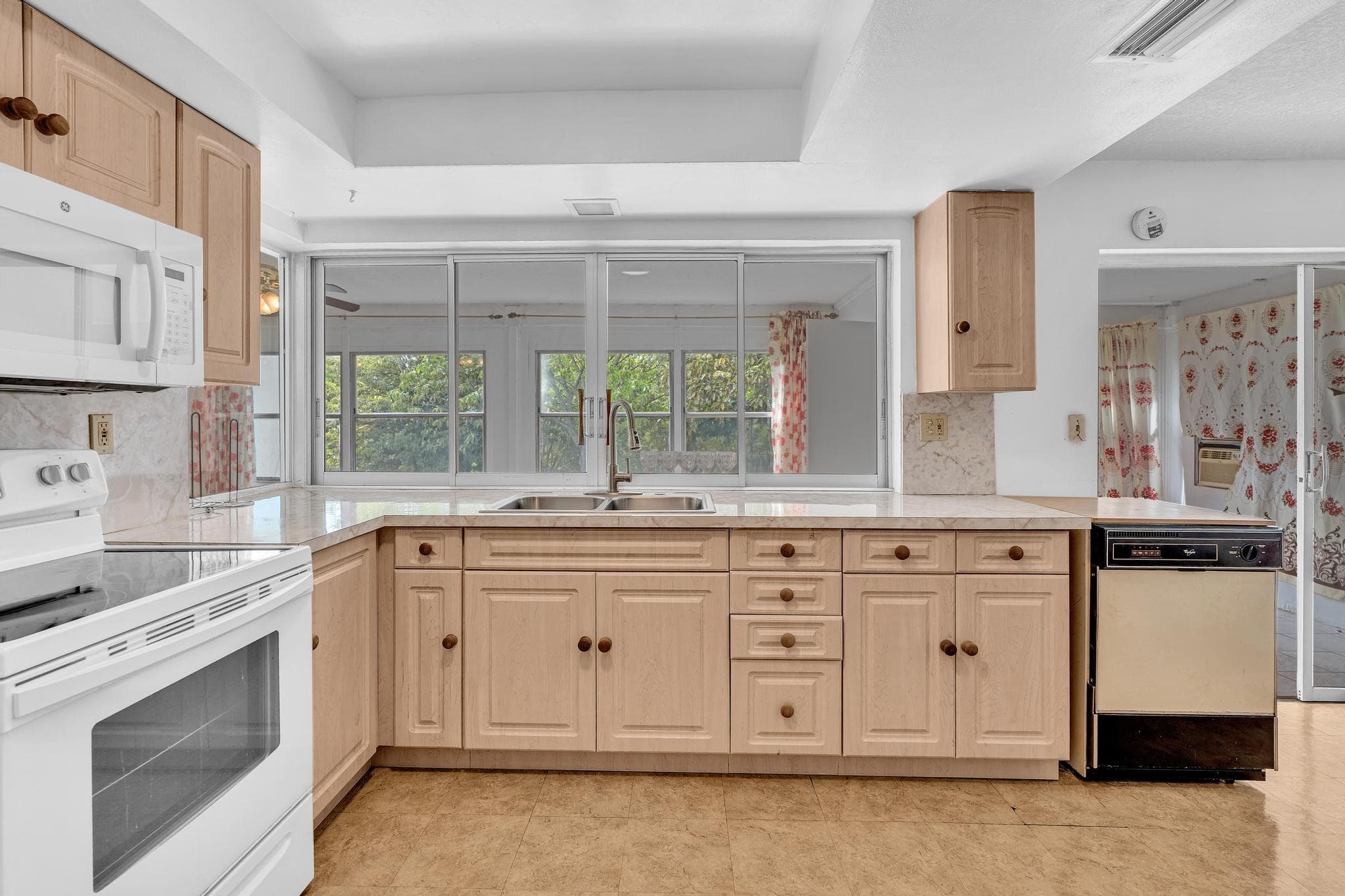 2445 NW 72nd Avenue, Sunrise, FL 33313 — photo 4 of 36
