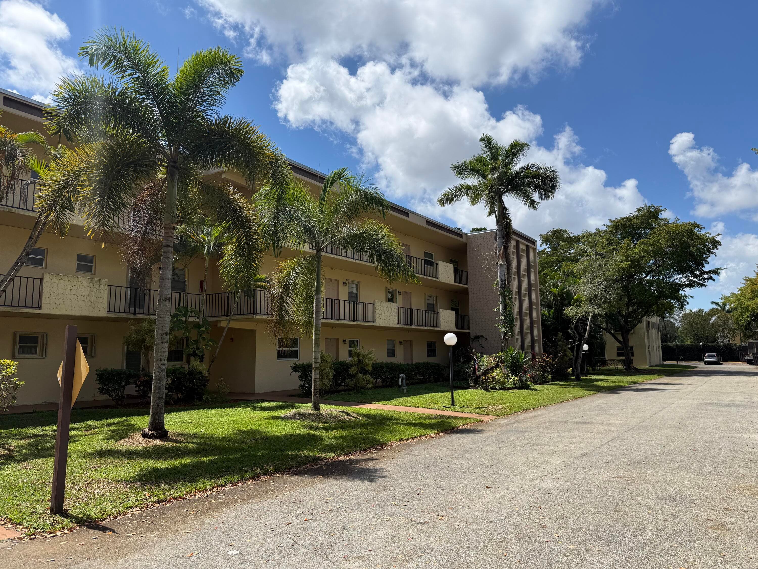 300 Berkley Road 112, Hollywood, FL 33024 — photo 2 of 19
