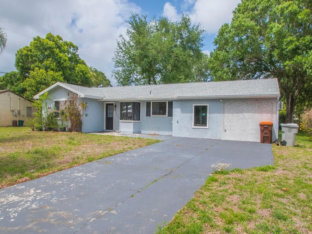 1846 24th Place SW, Vero Beach, FL 32962 — photo 1 of 33