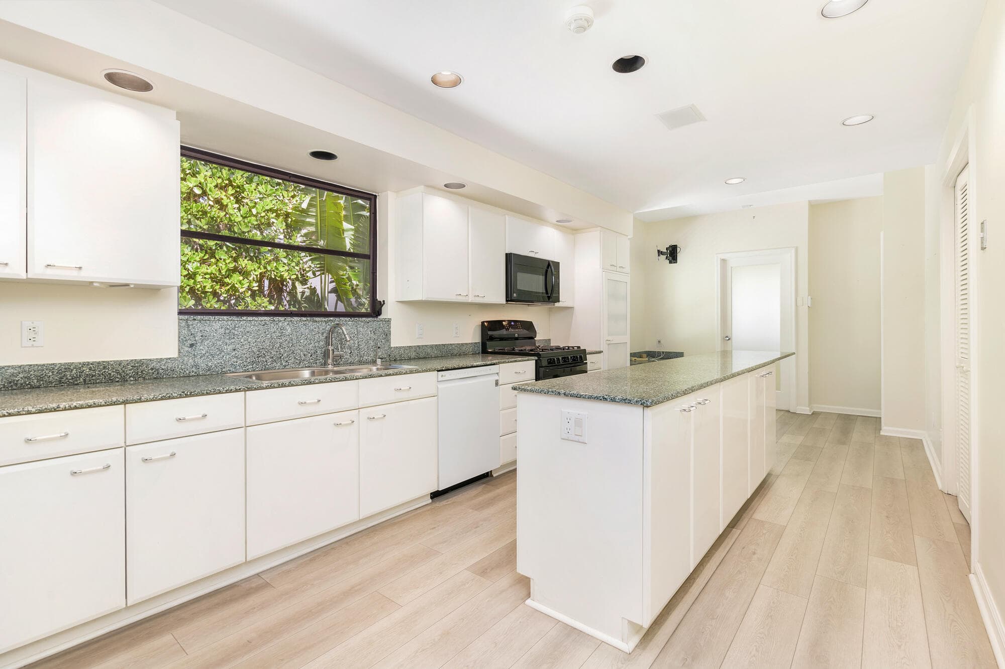 575 N Lake Way, Palm Beach, FL 33480 — photo 11 of 23