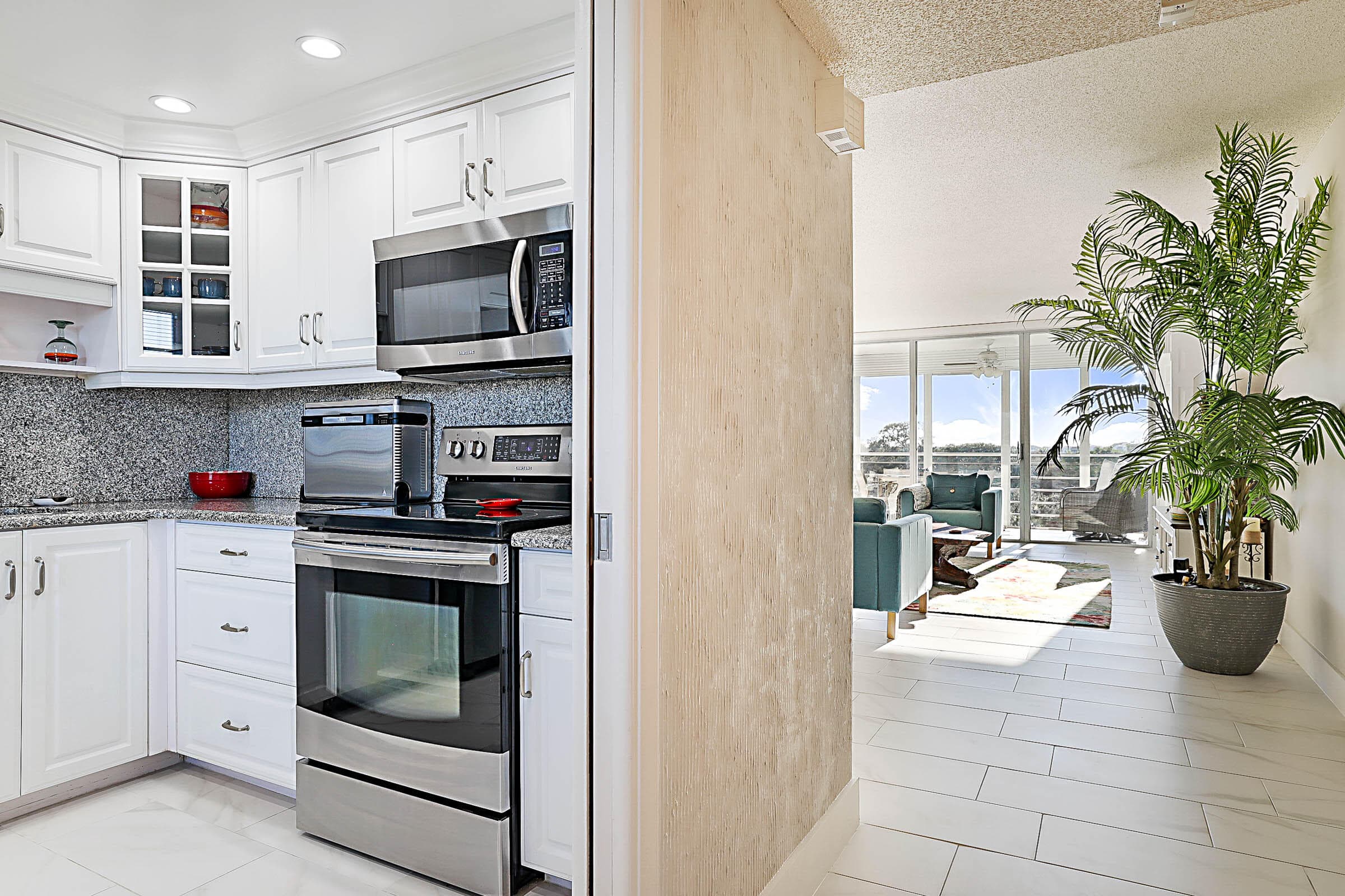 575 Oaks Lane 703, Pompano Beach, FL 33069 — photo 2 of 42