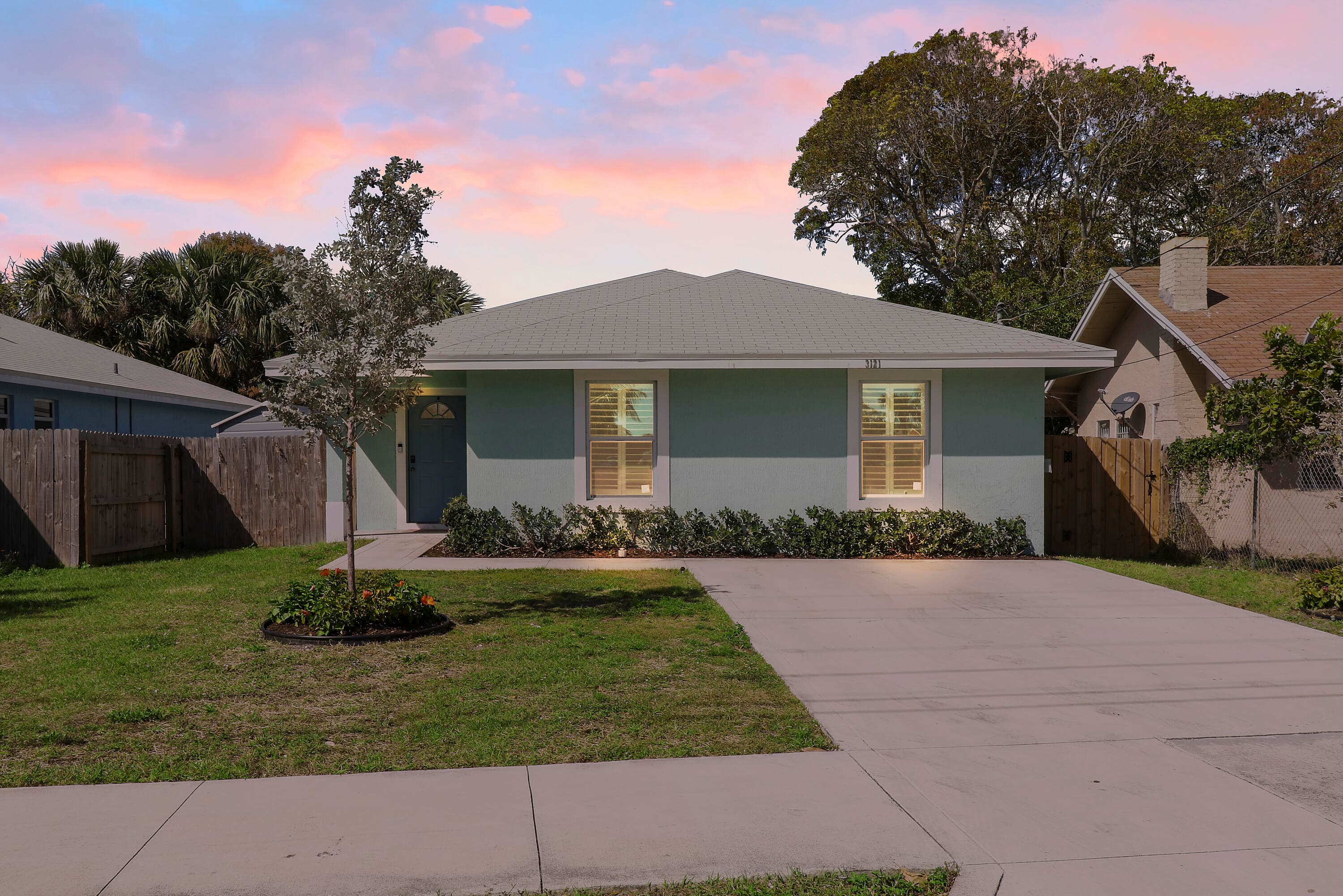 3121 Pinewood Avenue, West Palm Beach, FL 33407 — photo 2 of 24