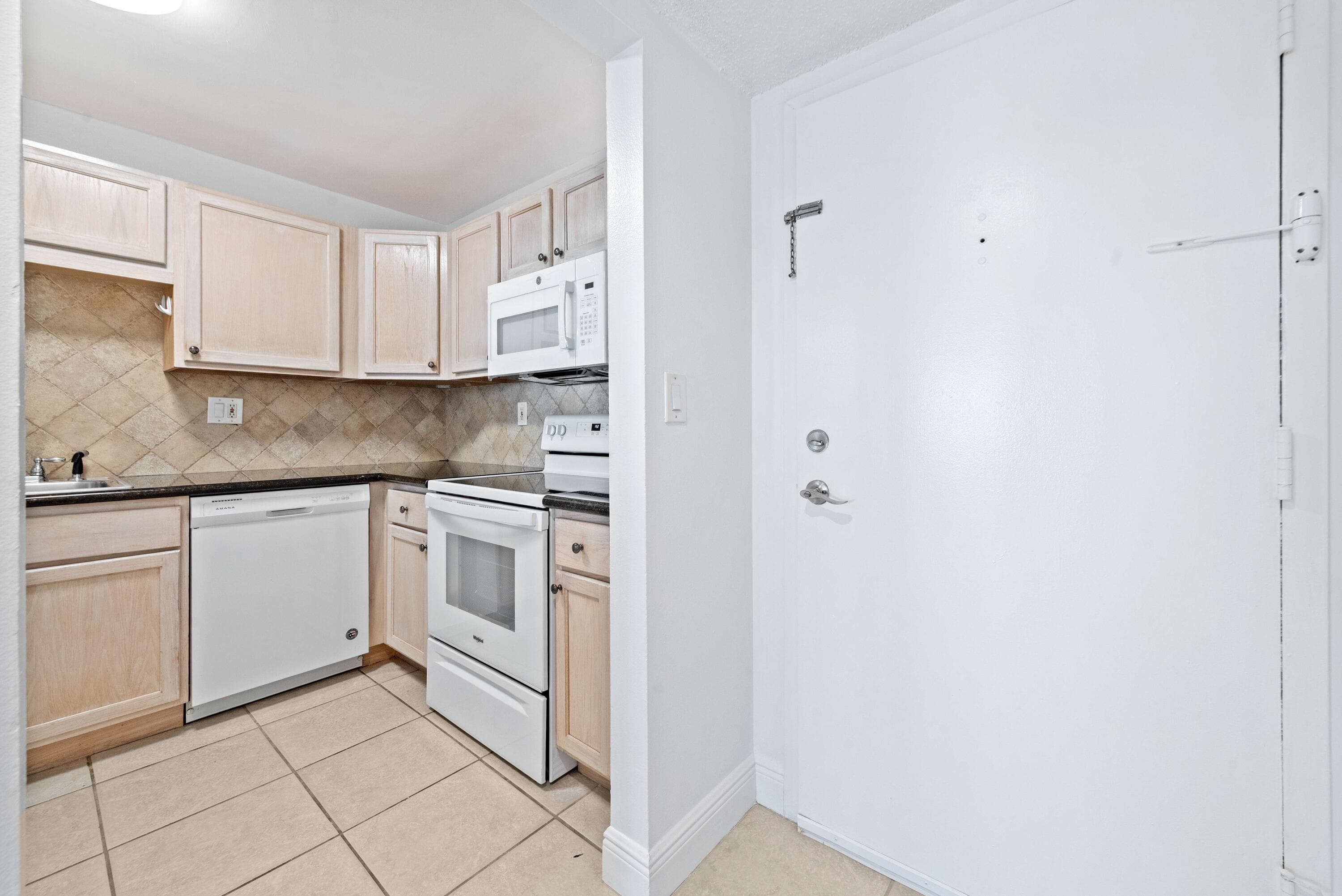 140 Lakeview Drive 103, Weston, FL 33326 — photo 4 of 25