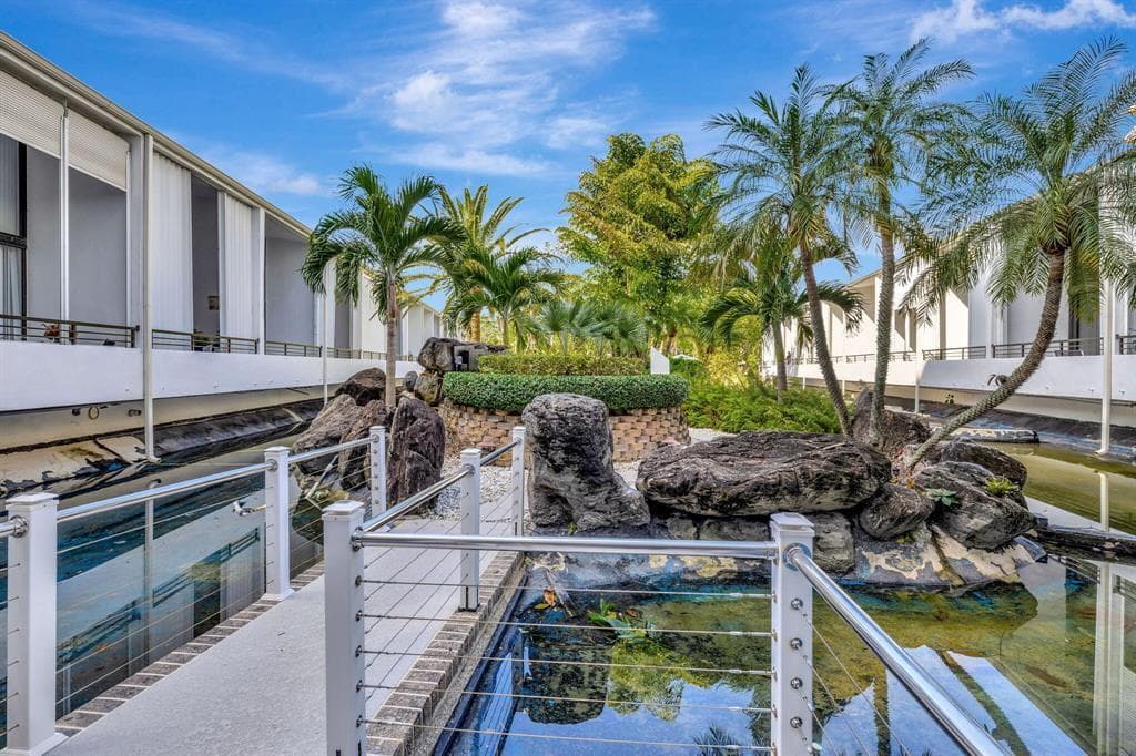 3589 S Ocean Boulevard 10, South Palm Beach, FL 33480 — photo