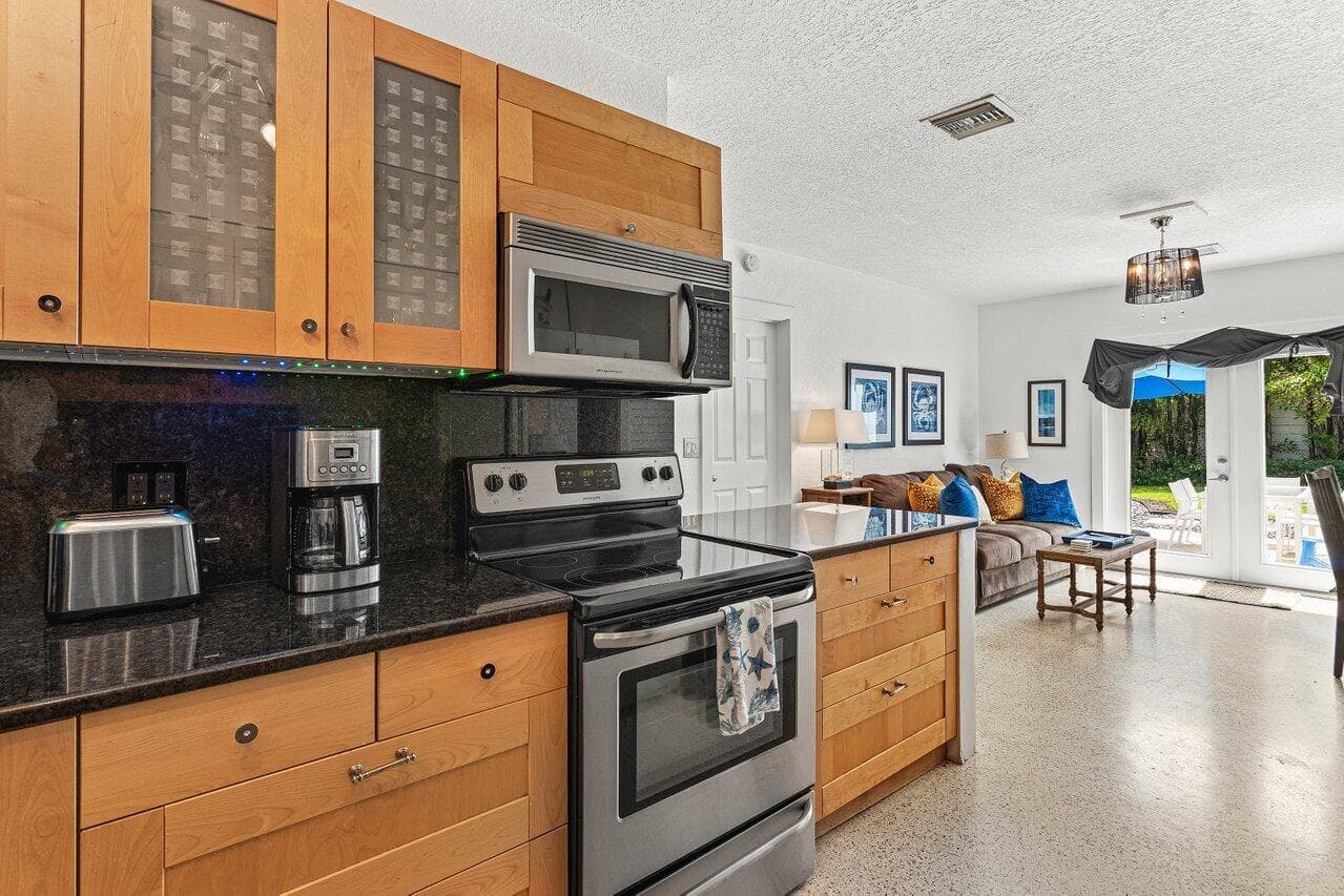 340 NE 7th Avenue, Delray Beach, FL 33483 — photo 17 of 31