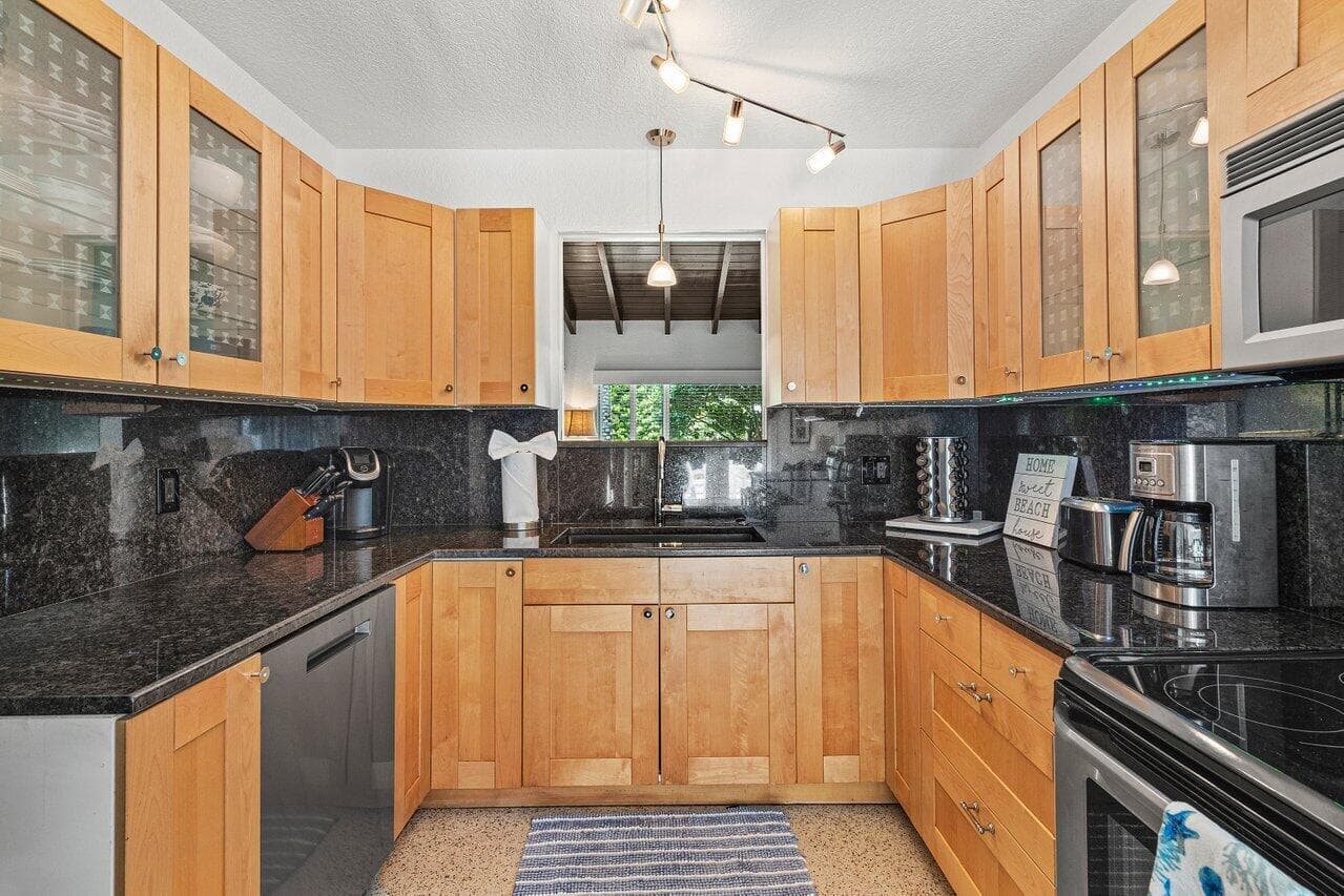 340 NE 7th Avenue, Delray Beach, FL 33483 — photo 18 of 31