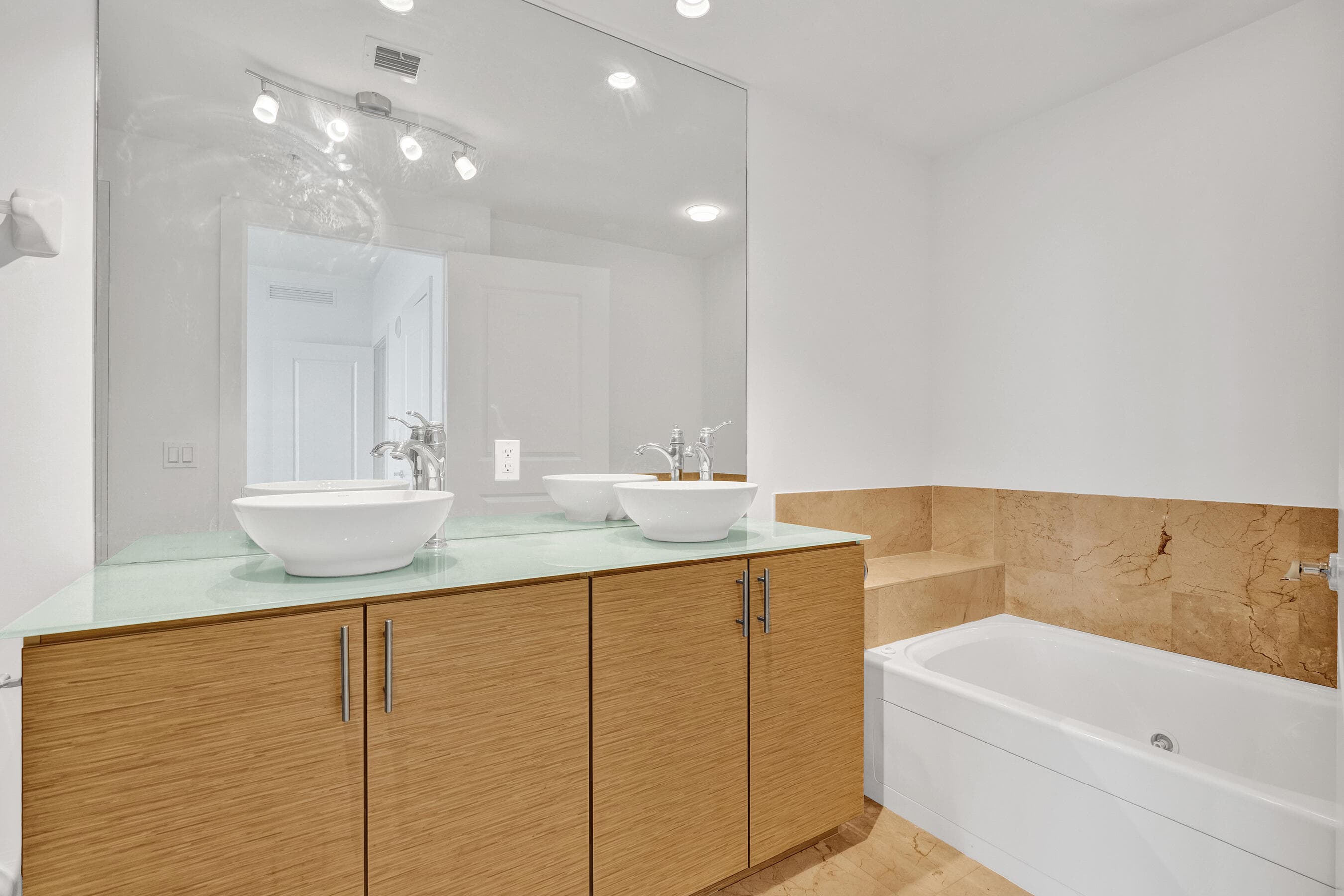 315 NE 3rd Avenue 1201, Fort Lauderdale, FL 33301 — photo 19 of 46