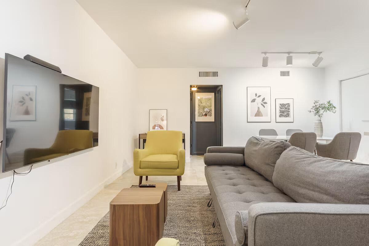 2404 NE 33rd Avenue 4, Fort Lauderdale, FL 33305 — photo 4 of 8
