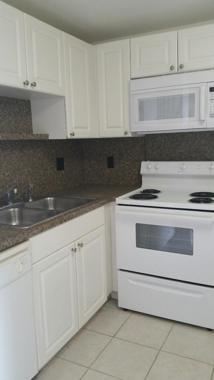 1501 Crescent Circle C20, Lake Park, FL 33403 — photo 4 of 9