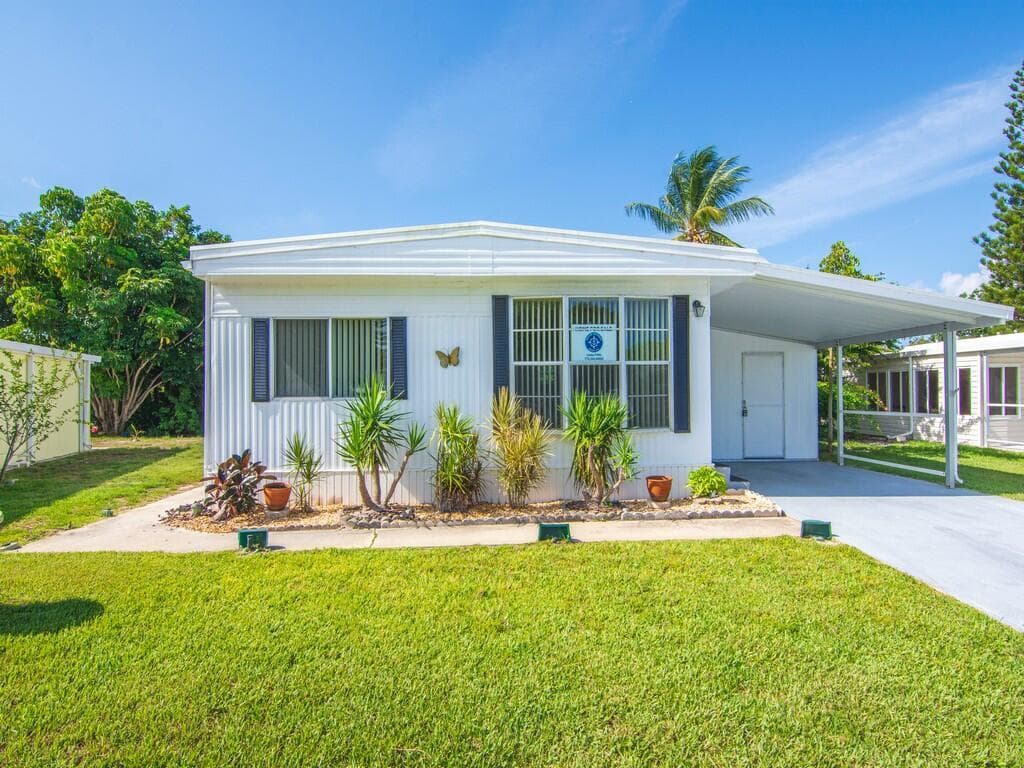 521 NE Sapphire Way, Jensen Beach, FL 34957 — photo 2 of 19