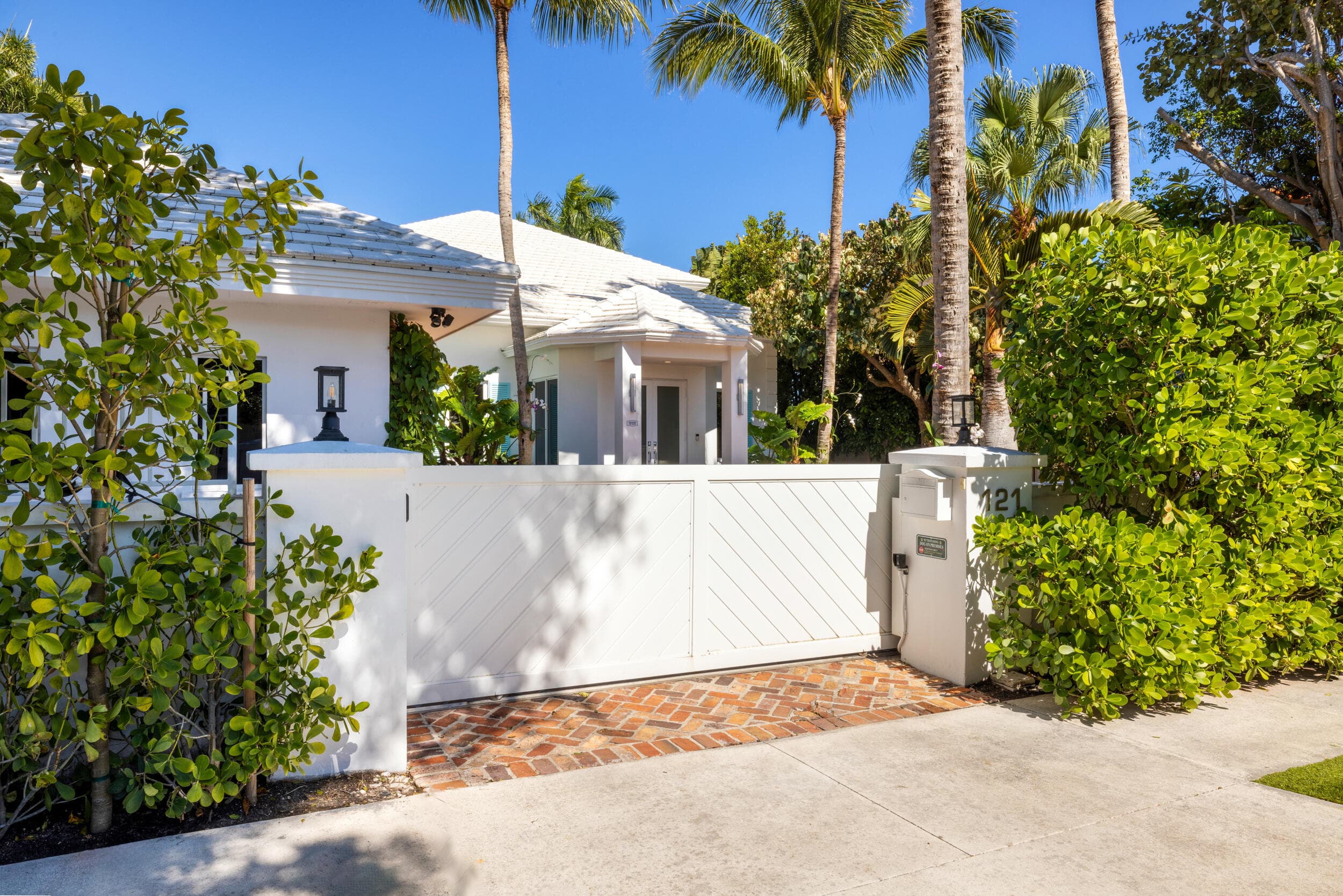 121 Seville Road, West Palm Beach, FL 33405 — photo 5 of 67