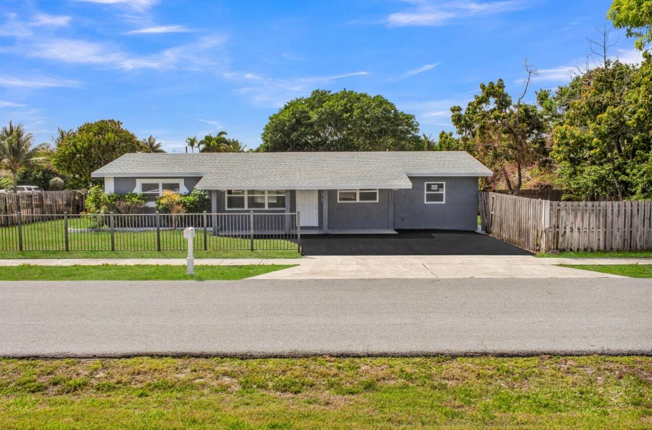 915 SW 3rd Street, Boynton Beach, FL 33435 — photo 3 of 26