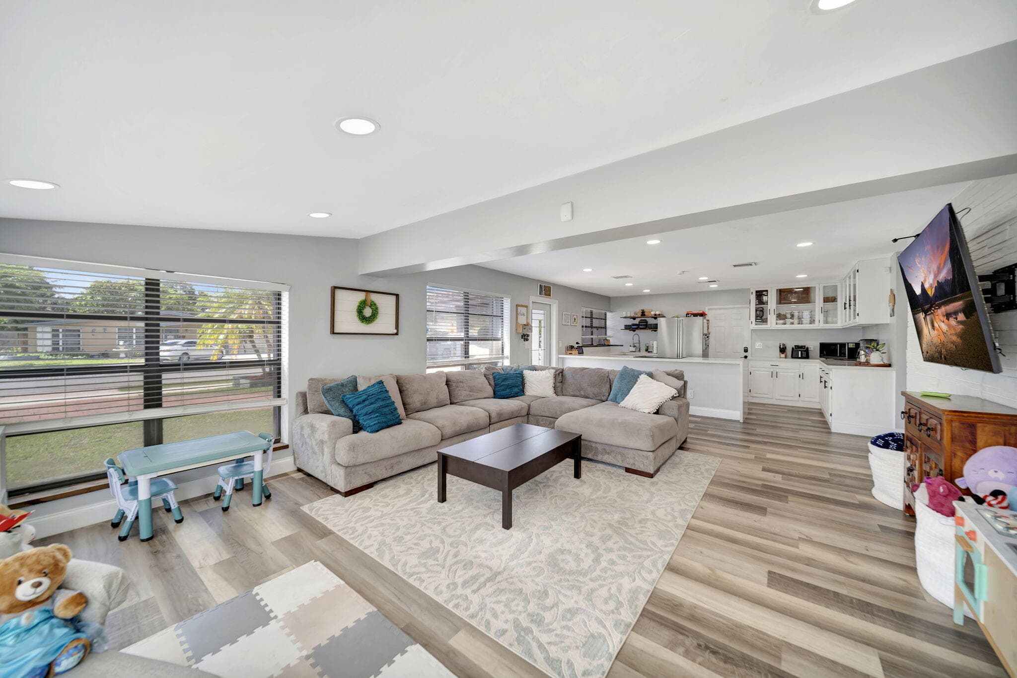 831 NW 39th Street, Oakland Park, FL 33309 — photo 5 of 46