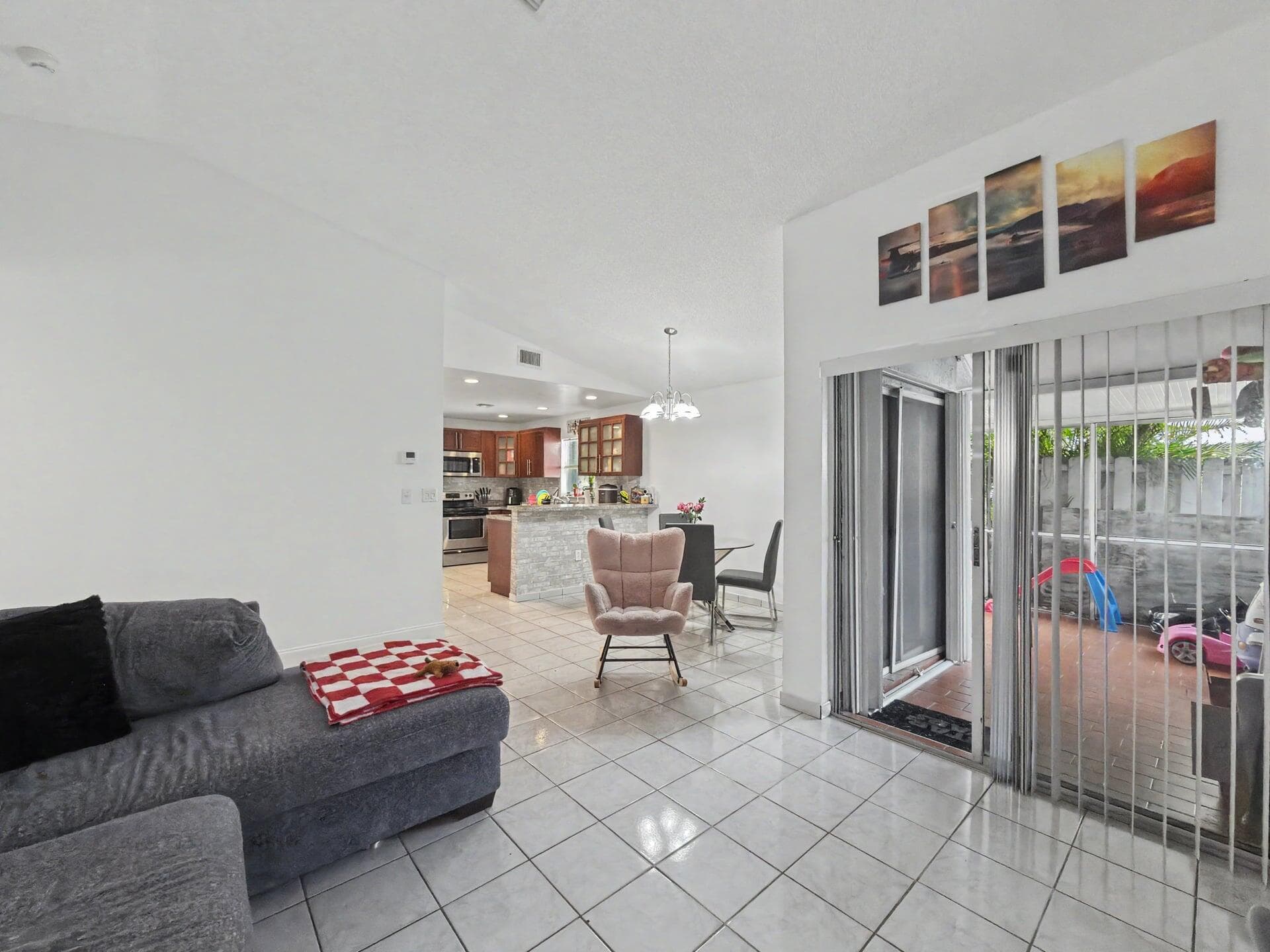 10151 NW 3rd Street, Pembroke Pines, FL 33026 — photo 8 of 34