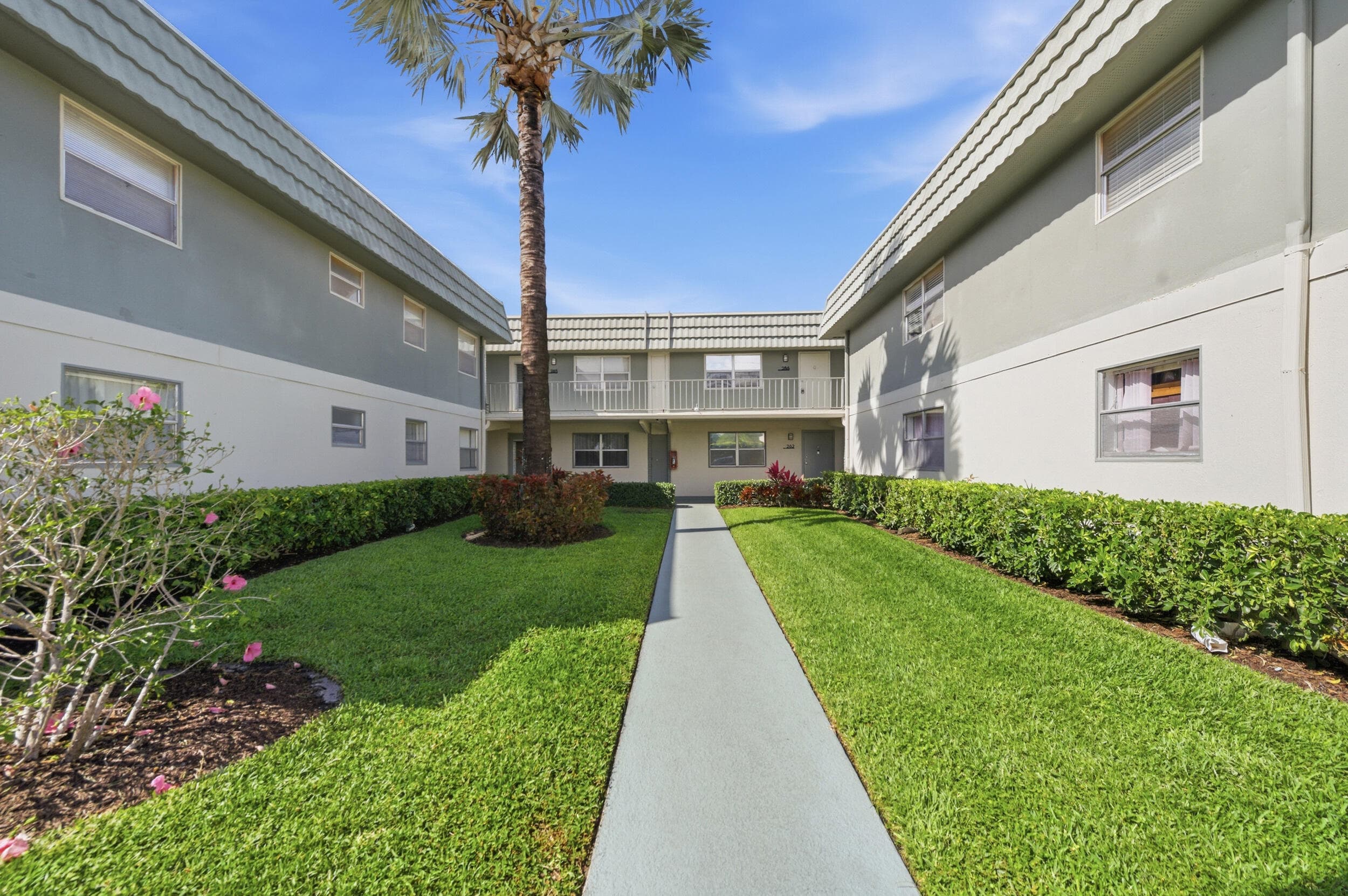 284 Flanders F, Delray Beach, FL 33484 — photo 4 of 75