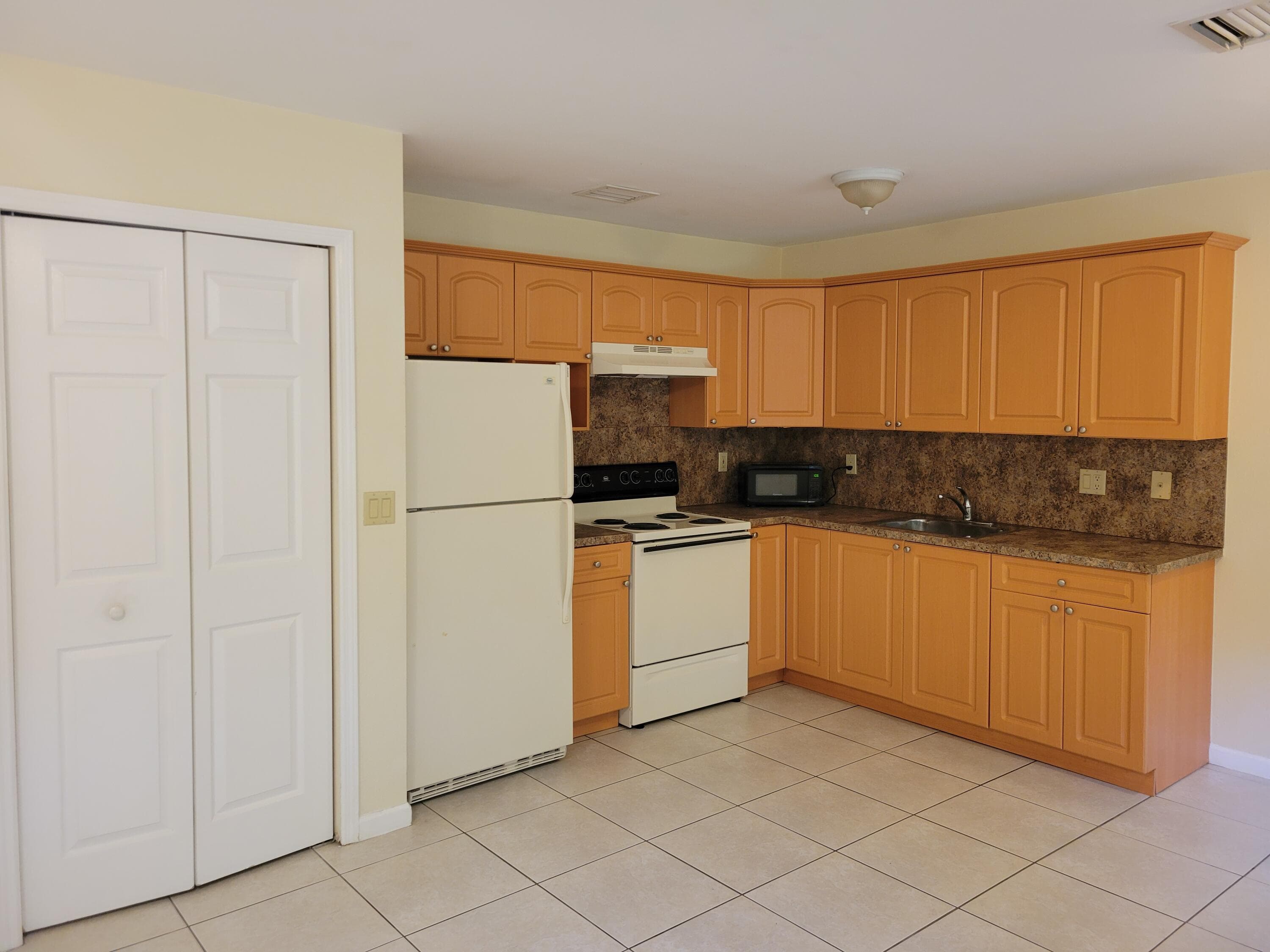 2227 Monroe Street 2, Hollywood, FL 33020 — photo 3 of 7