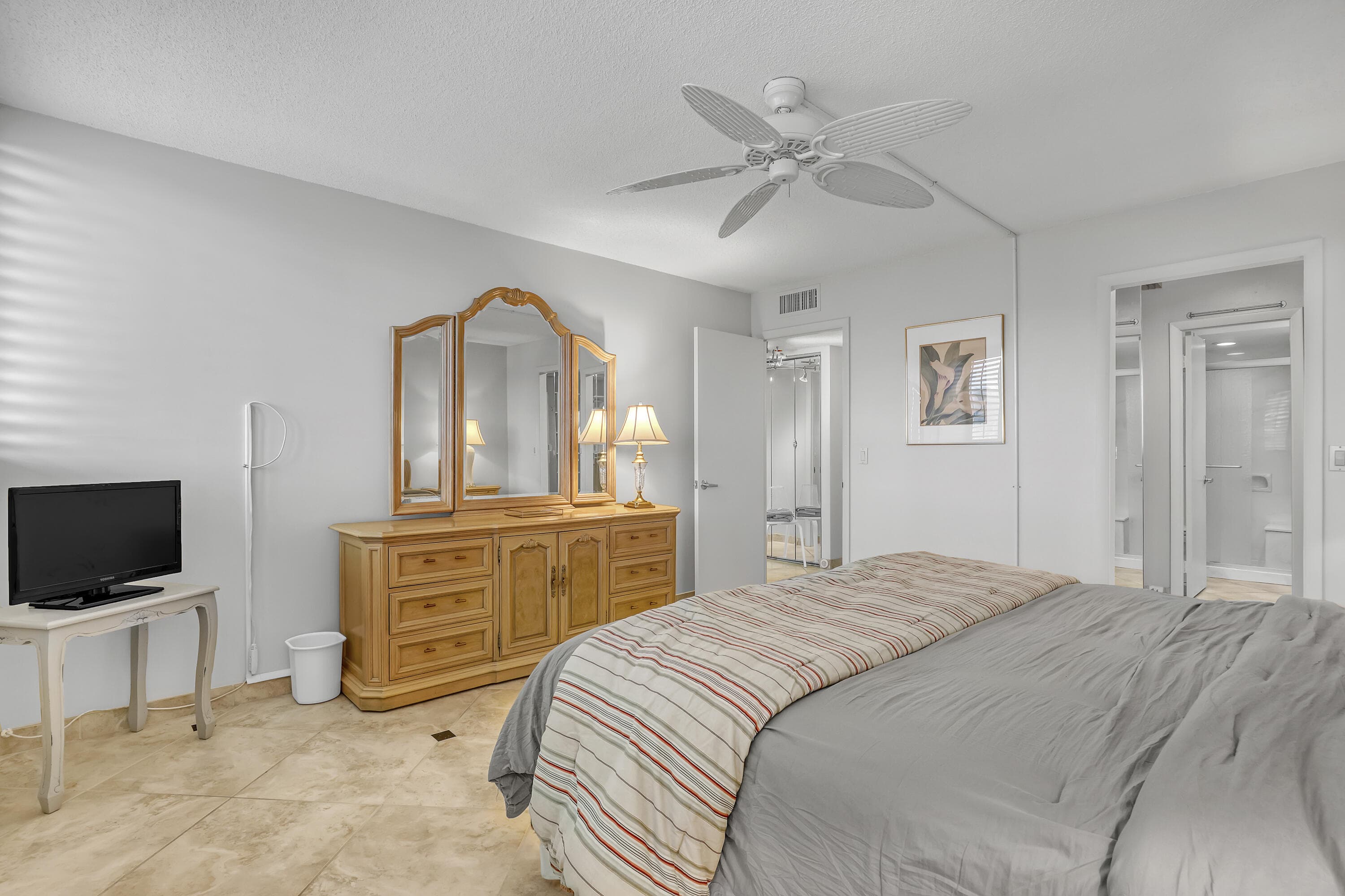 125 S Ocean Avenue 304, Palm Beach Shores, FL 33404 — photo 10 of 32
