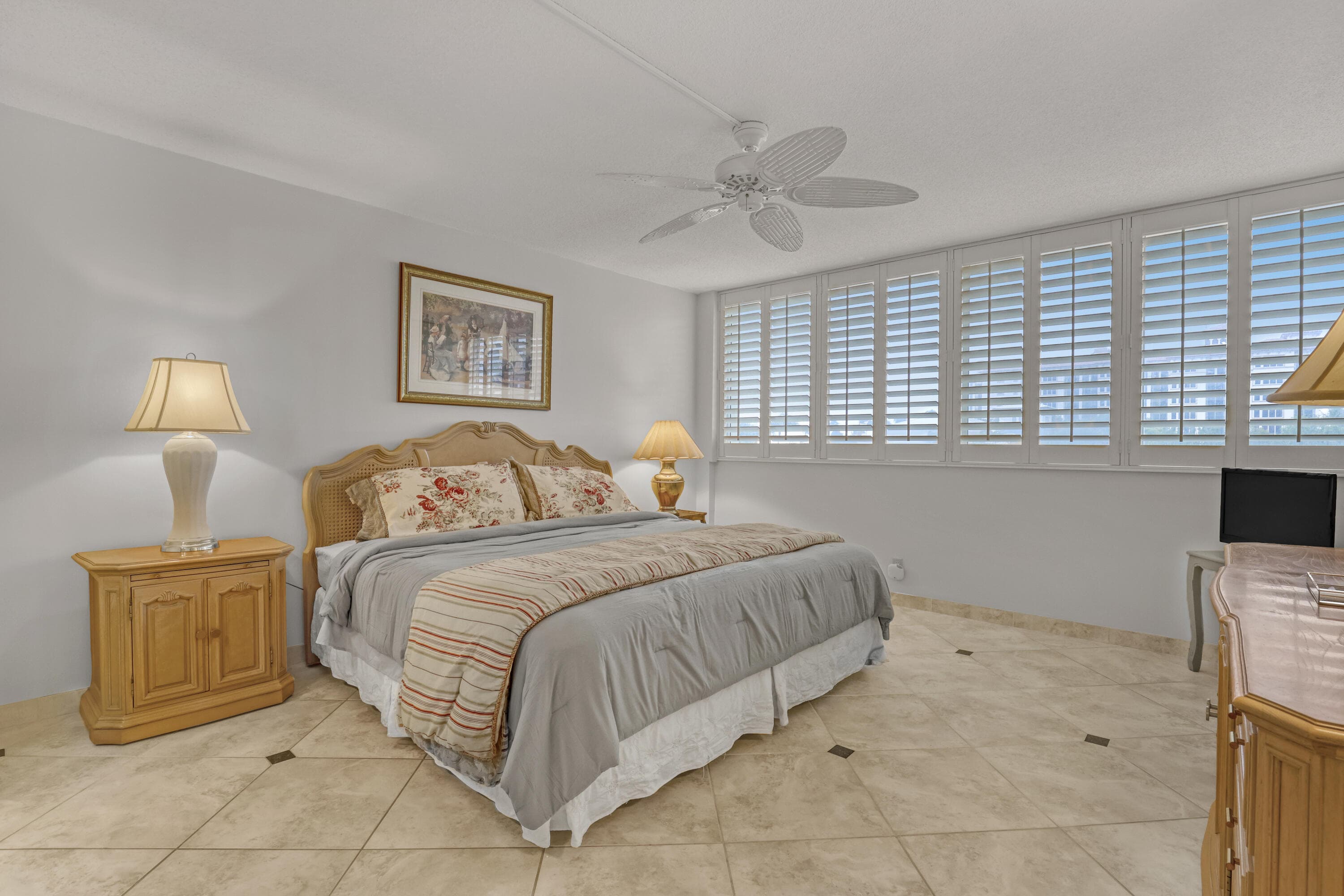 125 S Ocean Avenue 304, Palm Beach Shores, FL 33404 — photo 9 of 32