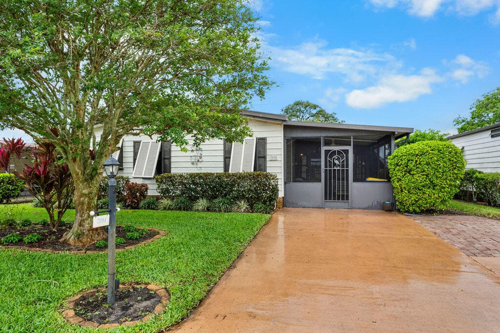 7894 SE Saratoga Drive E, Hobe Sound, FL 33455 — photo 1 of 35