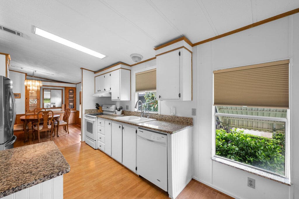 7894 SE Saratoga Drive E, Hobe Sound, FL 33455 — photo 16 of 35