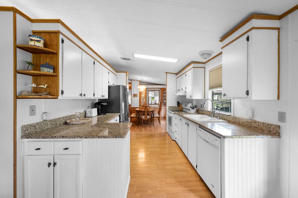 7894 SE Saratoga Drive E, Hobe Sound, FL 33455 — photo 14 of 35