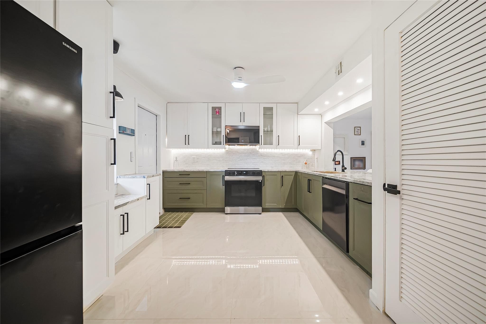 620 Tennis Club Drive 111, Fort Lauderdale, FL 33311 — photo 5 of 47