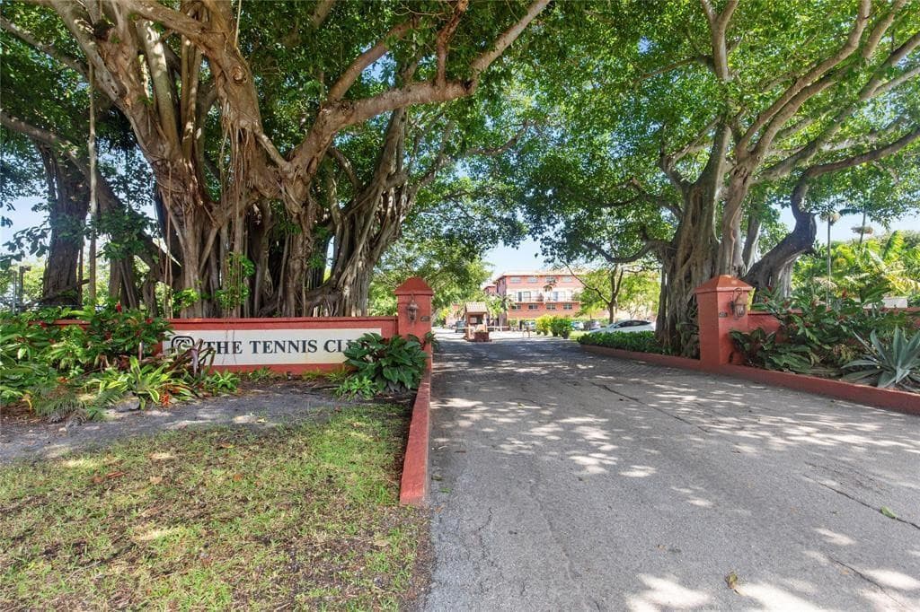 620 Tennis Club Drive 111, Fort Lauderdale, FL 33311 — photo 29 of 47