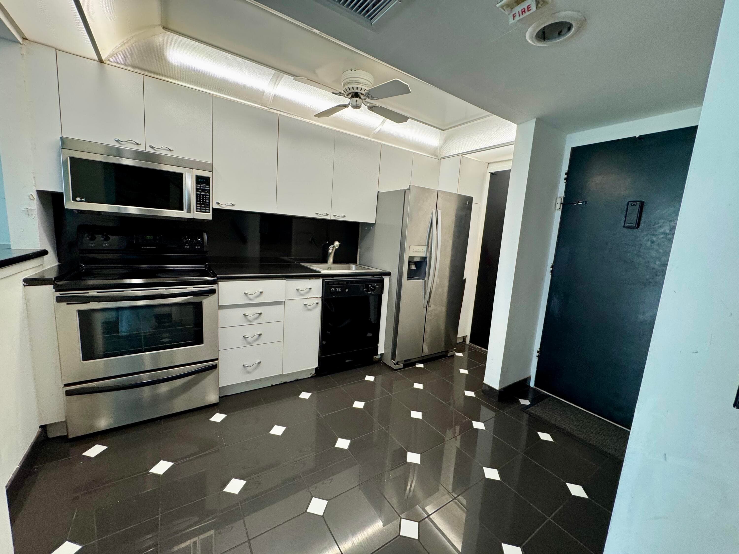 5401 Collins Avenue Apt 144, Miami Beach, FL 33140 — photo 22 of 45
