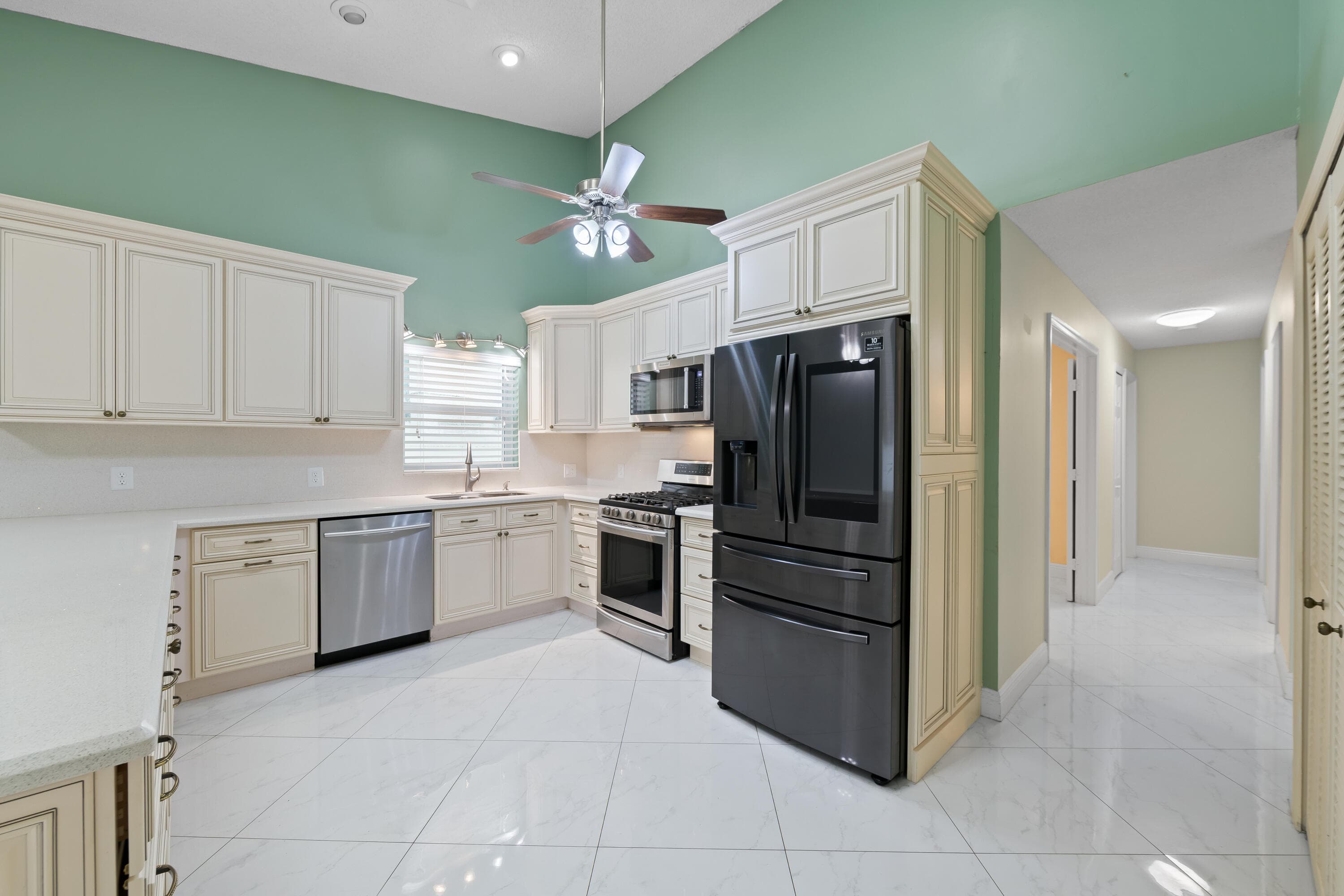 281 N Country Club Boulevard, Boca Raton, FL 33487 — photo 7 of 31