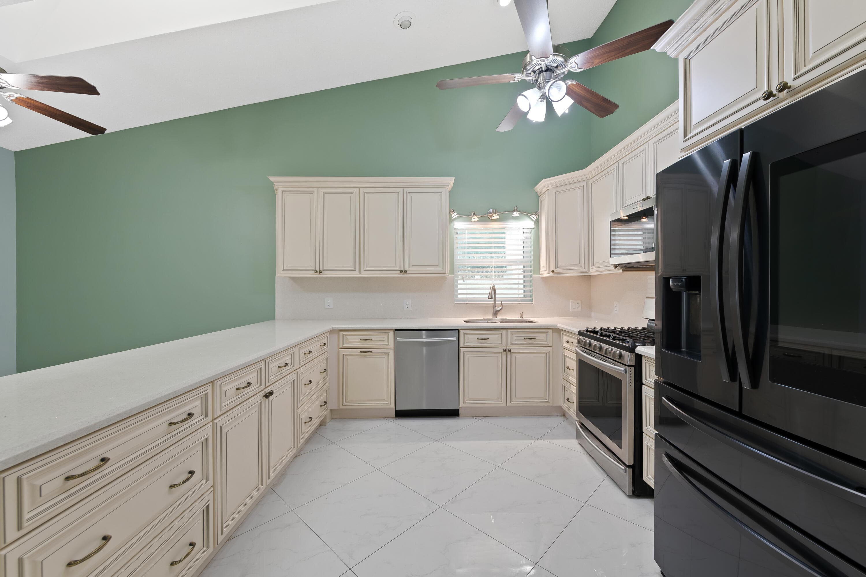 281 N Country Club Boulevard, Boca Raton, FL 33487 — photo 10 of 31